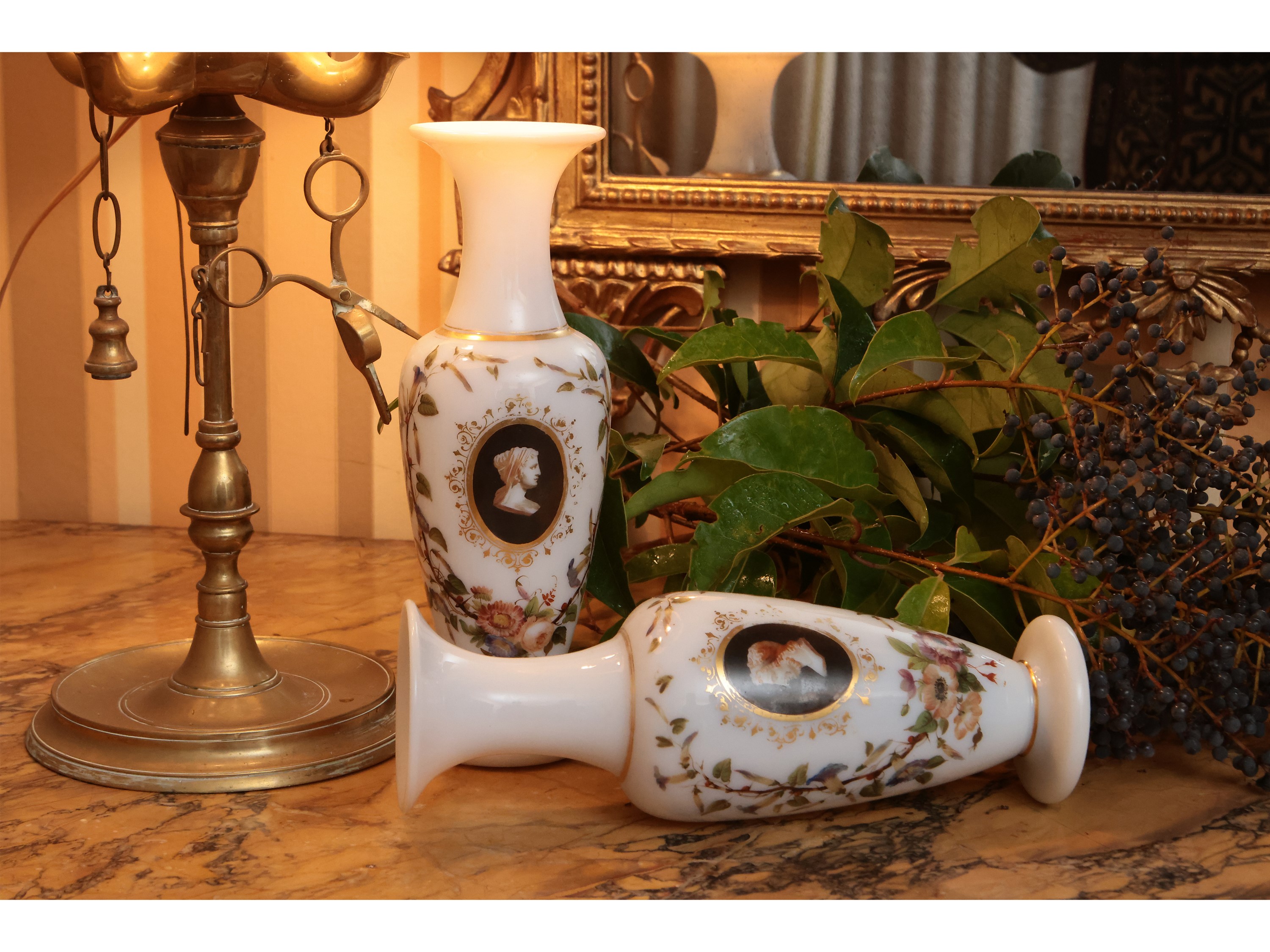 Specchio da toilette con cornice sagomata in legno laccato