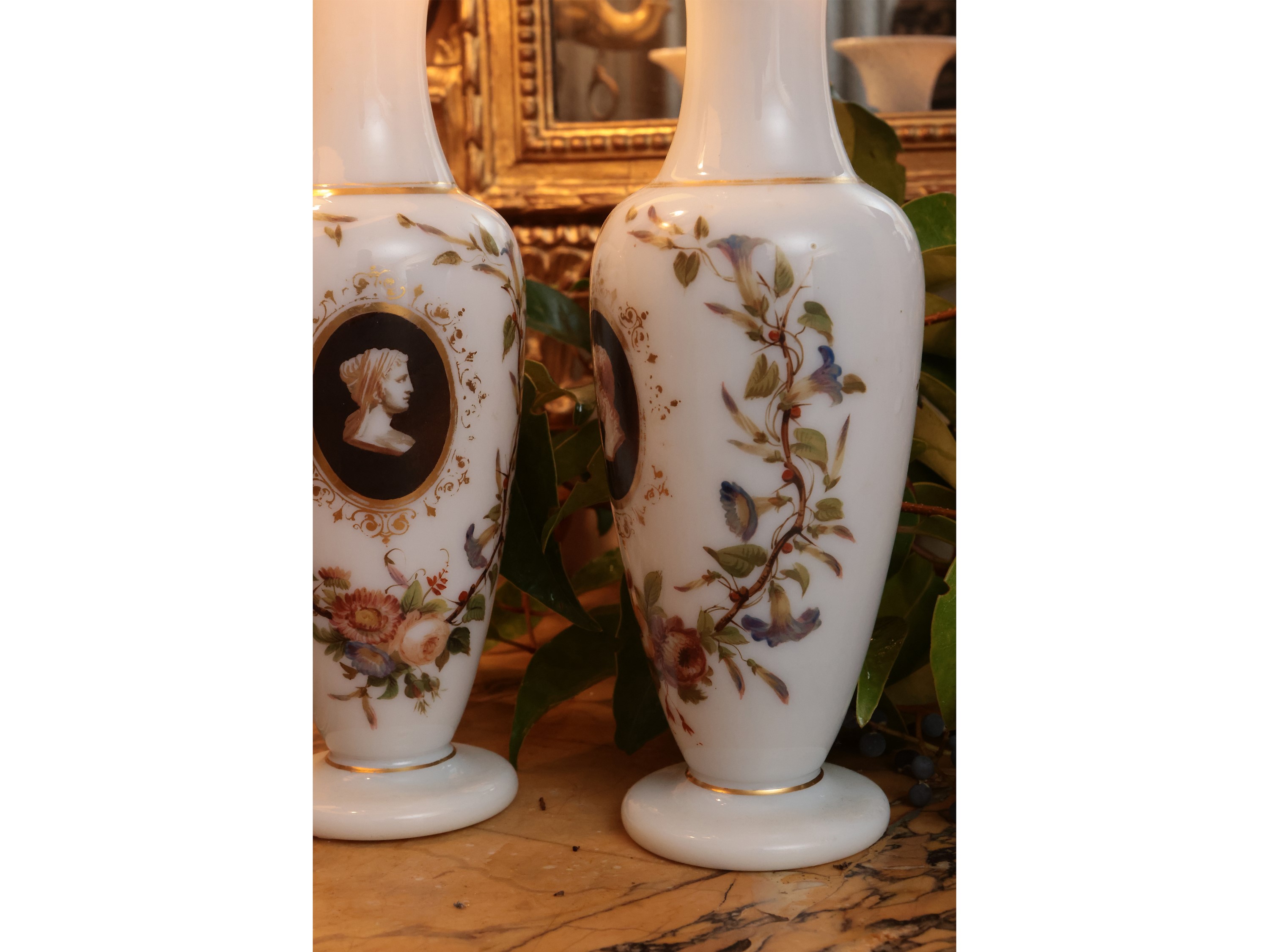 Specchio da toilette con cornice sagomata in legno laccato