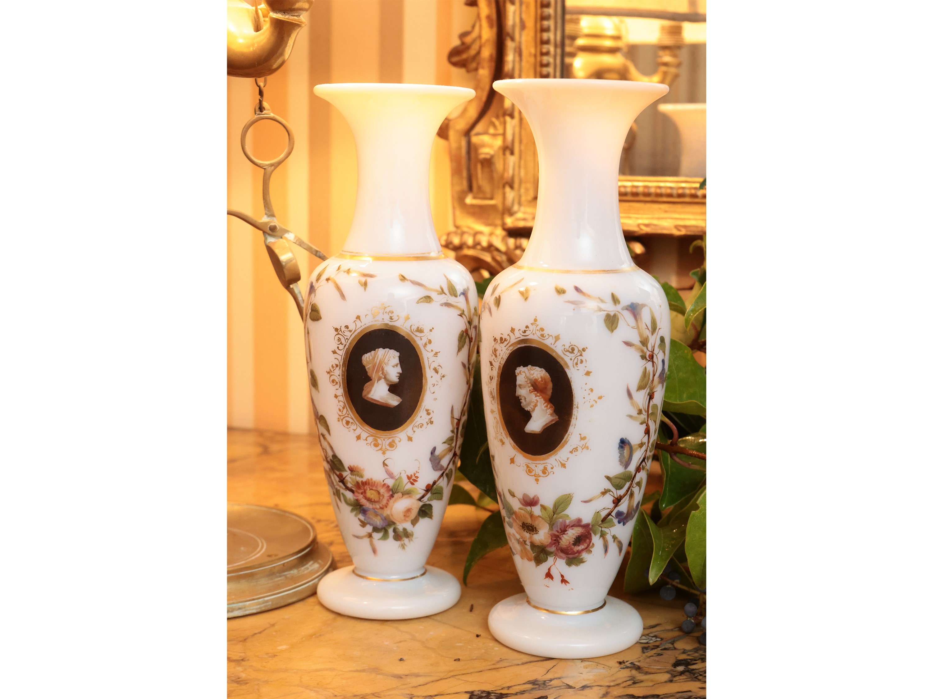 Specchio da toilette con cornice sagomata in legno laccato