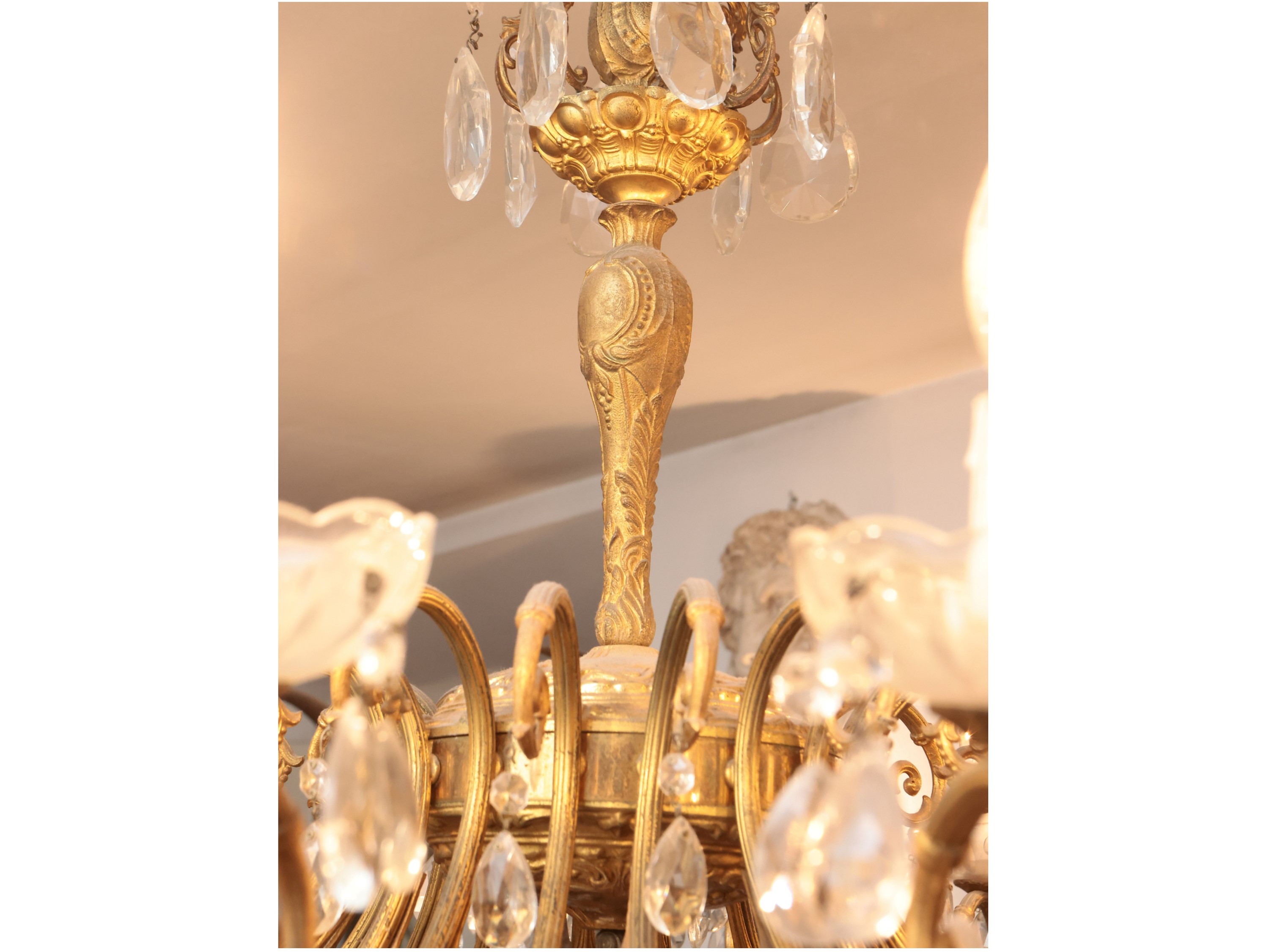 Grande Lampadario in Bronzo Dorato e Cristallo