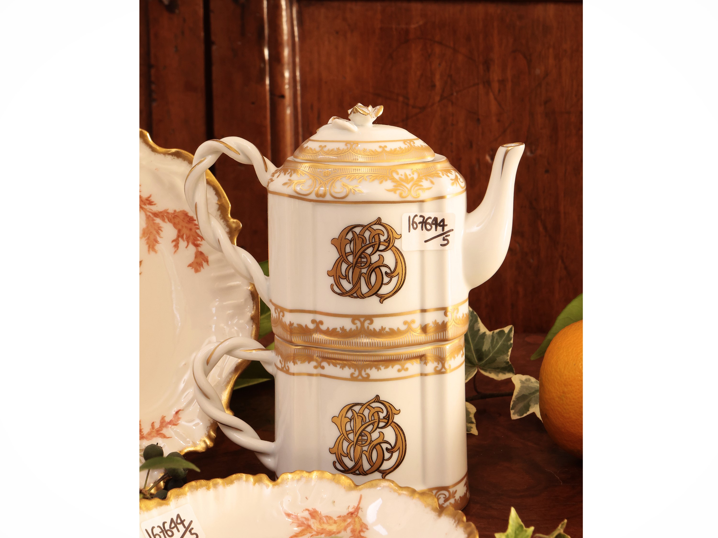 Assortimento di Accessori per la Tavola in Porcellana D'epoca