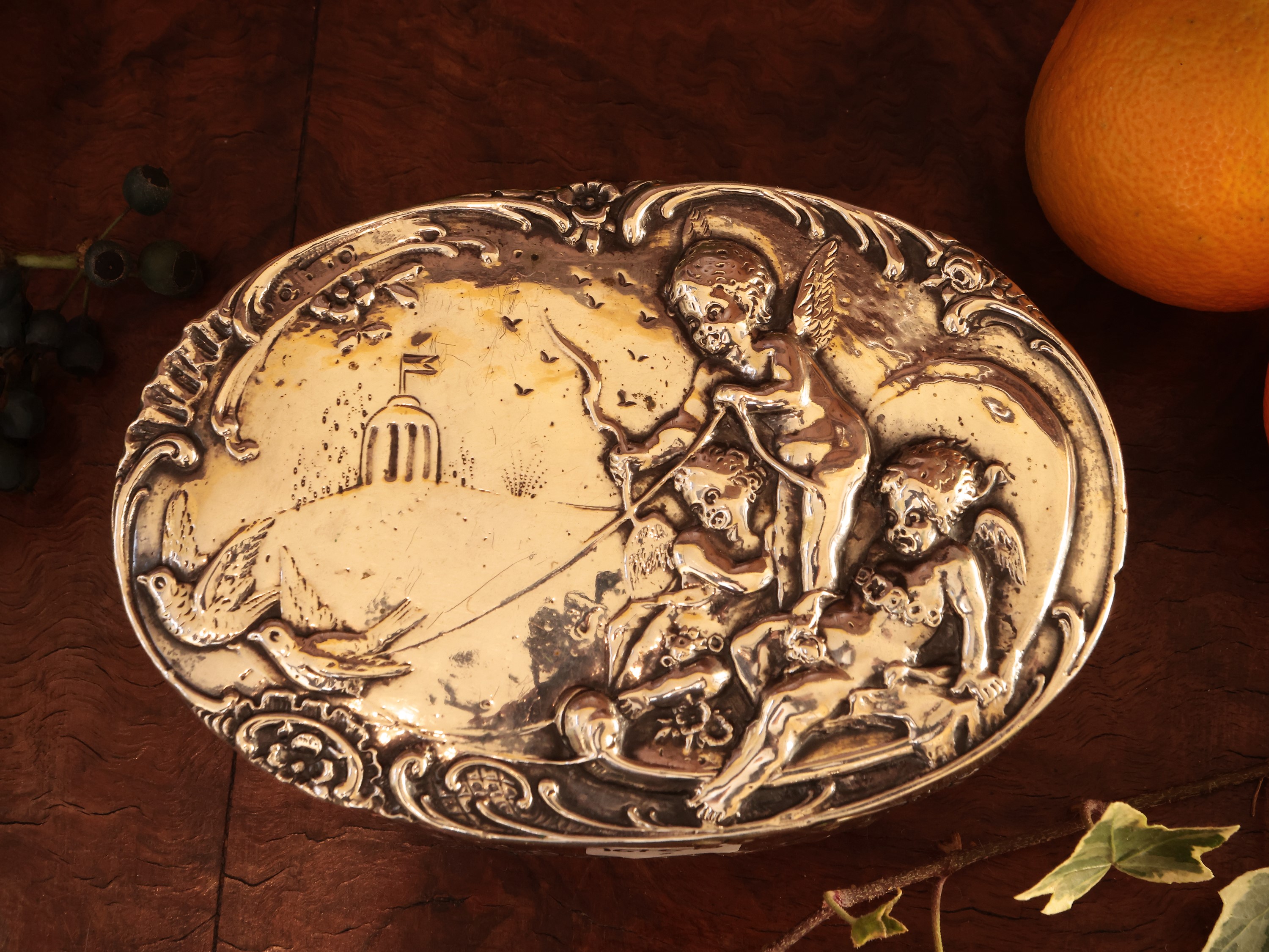 Scatola ovale in argento