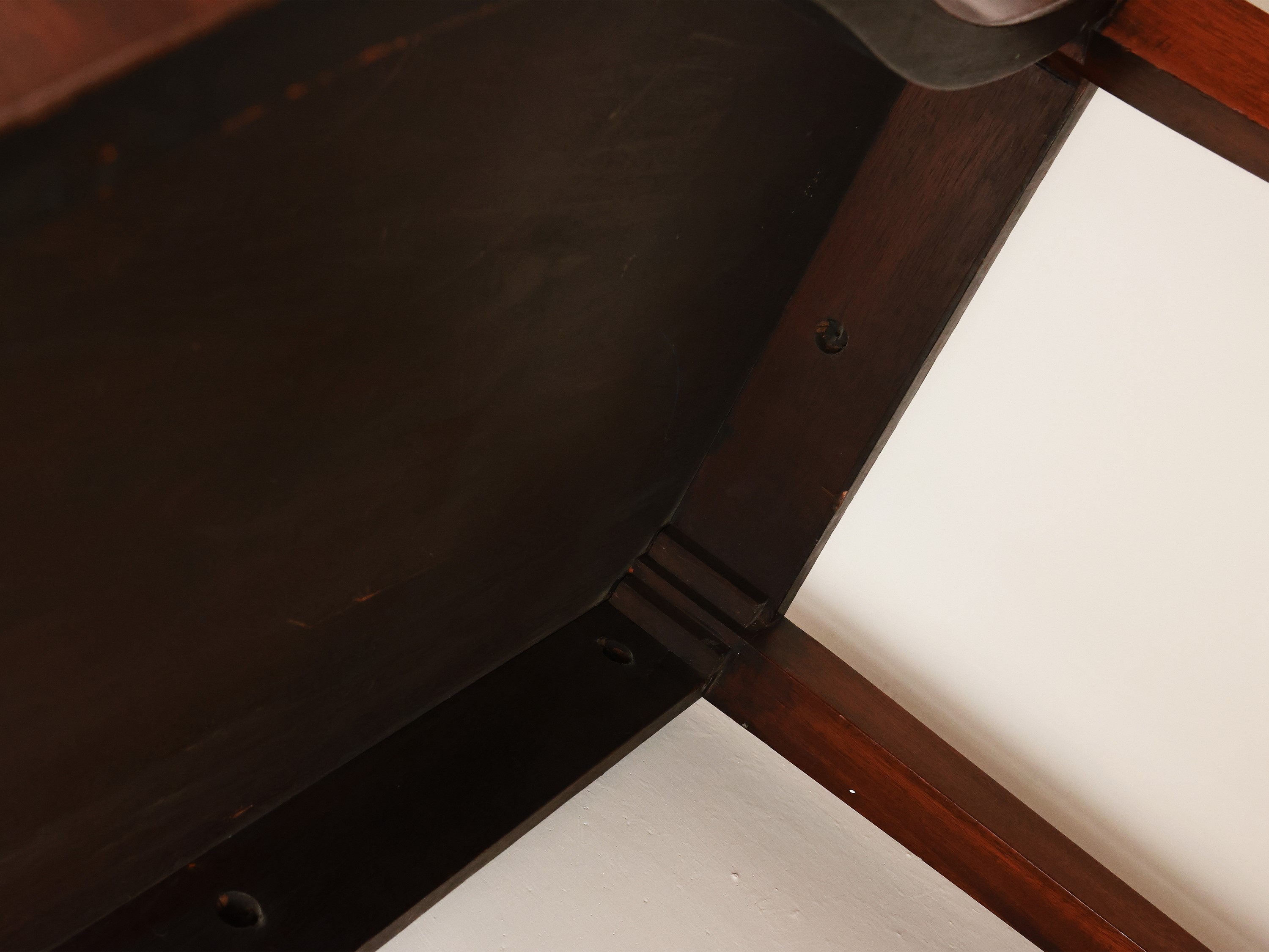 Piccola Console in Piuma di Mogano