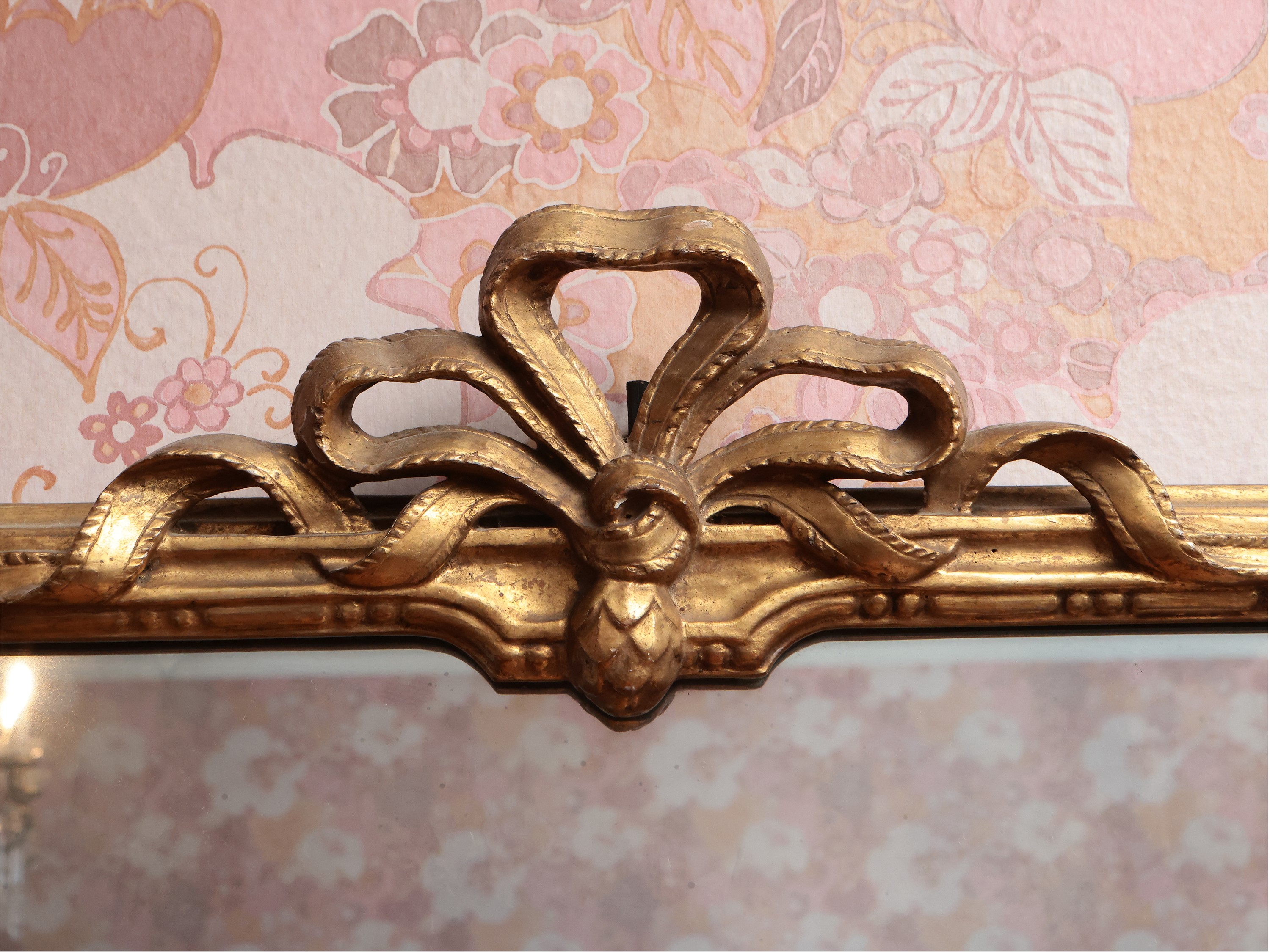 Piccola Specchiera con Cornice in Legno e Pastiglia Dorata