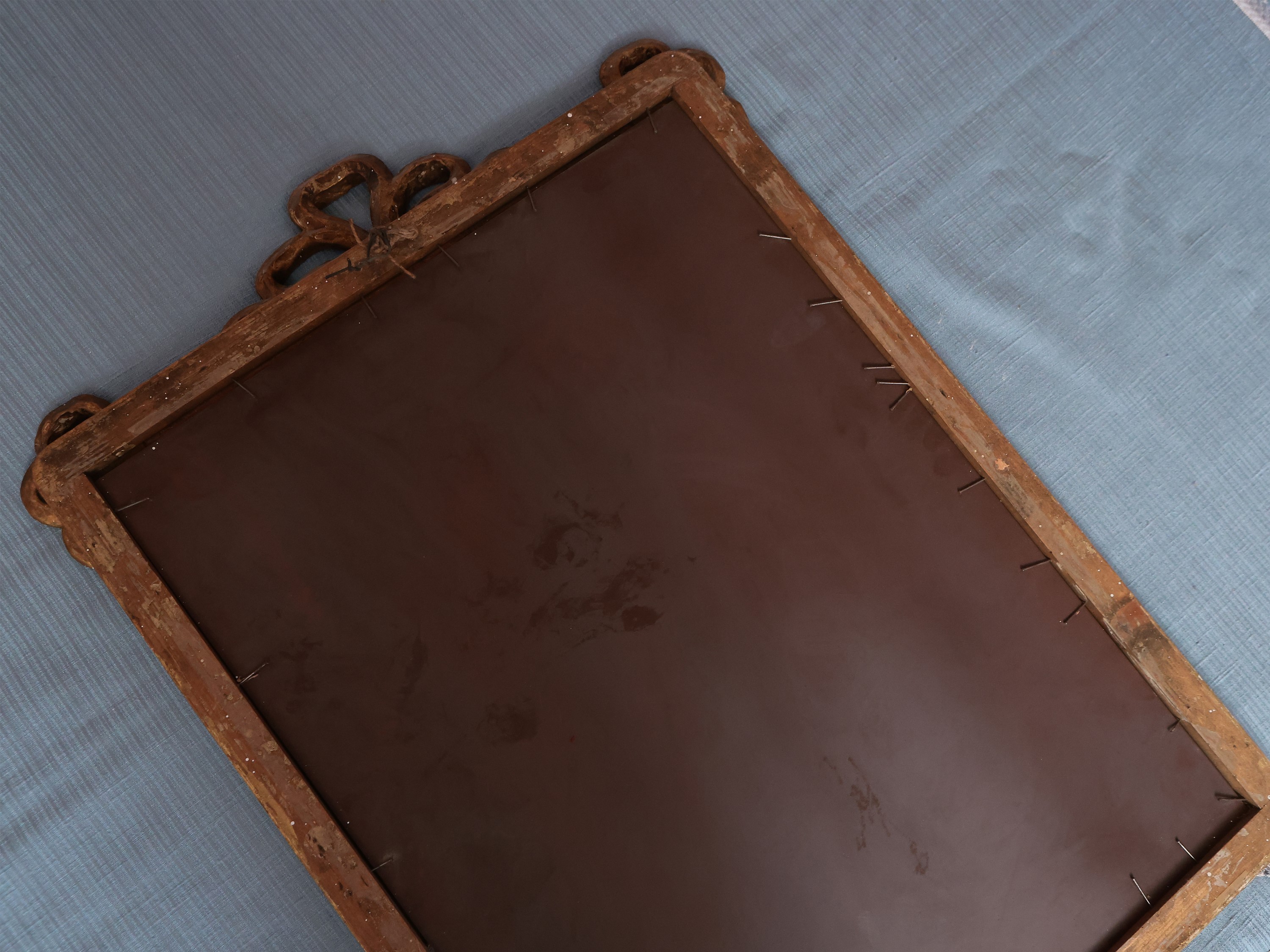 Piccola Specchiera con Cornice in Legno e Pastiglia Dorata