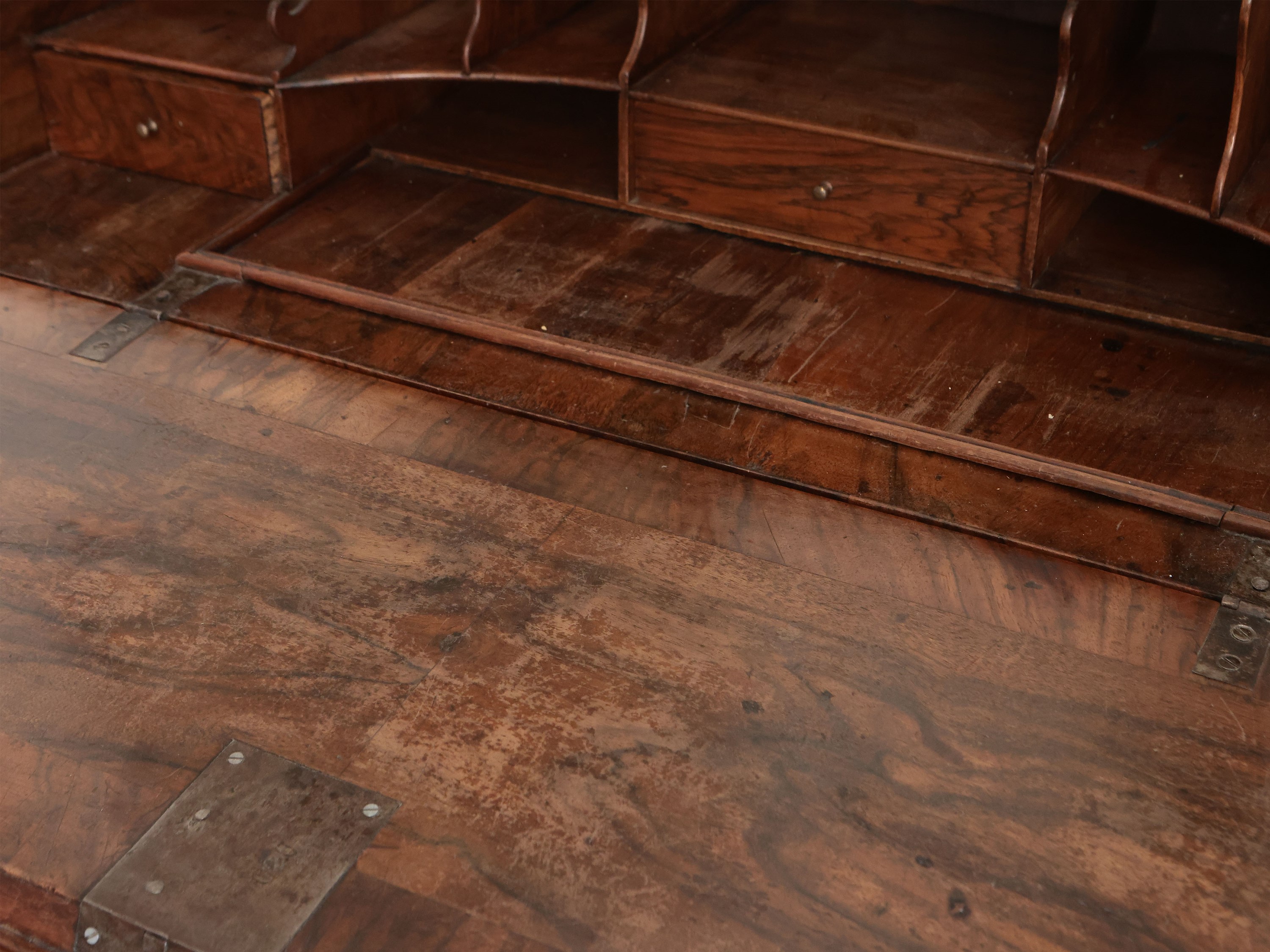 Cassettone a ribalta impiallacciato ed intarsiato in radica di noce