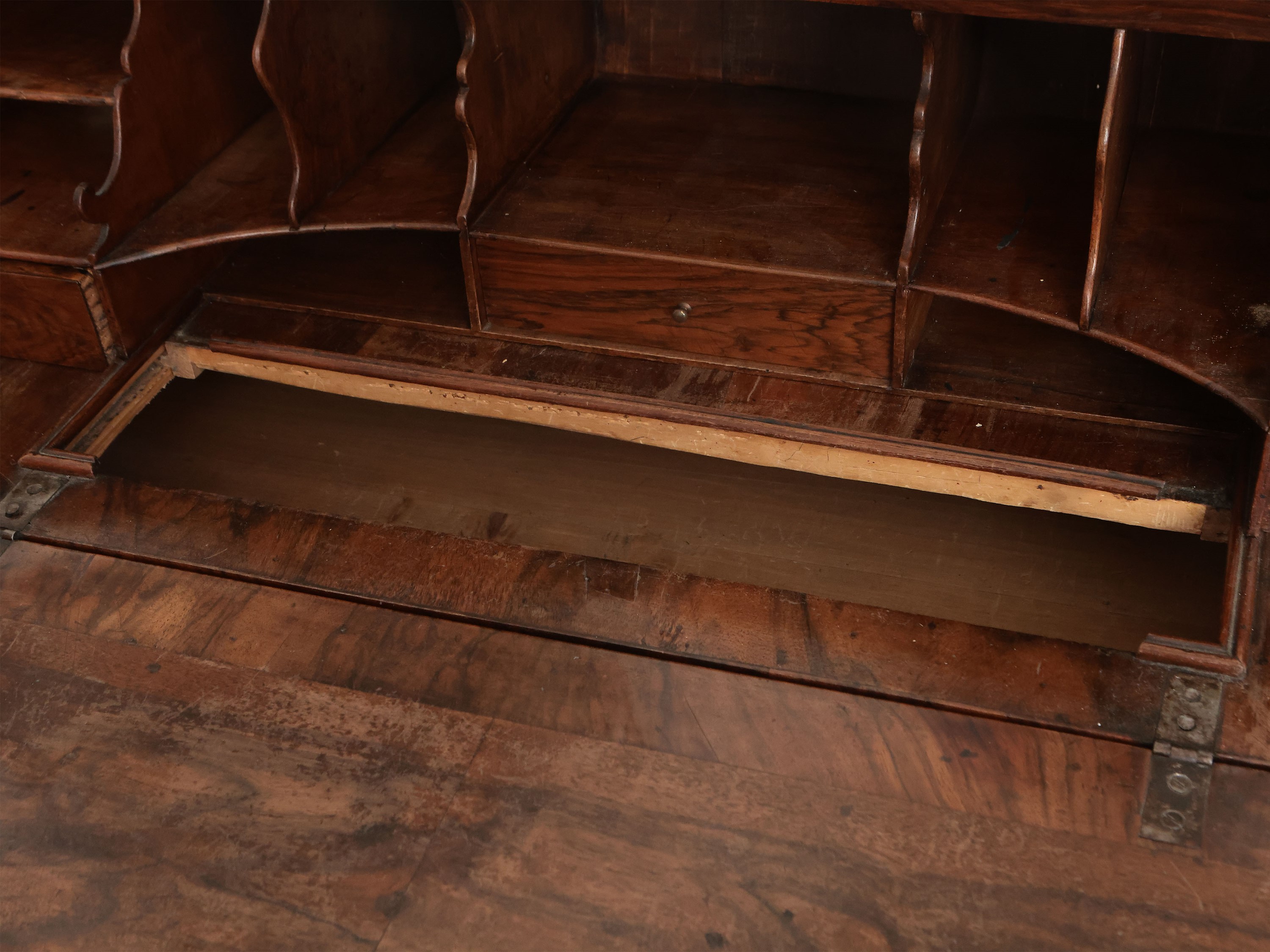 Cassettone a ribalta impiallacciato ed intarsiato in radica di noce