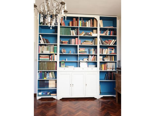Libreria a giorno in legno tinto bianco e azzurro