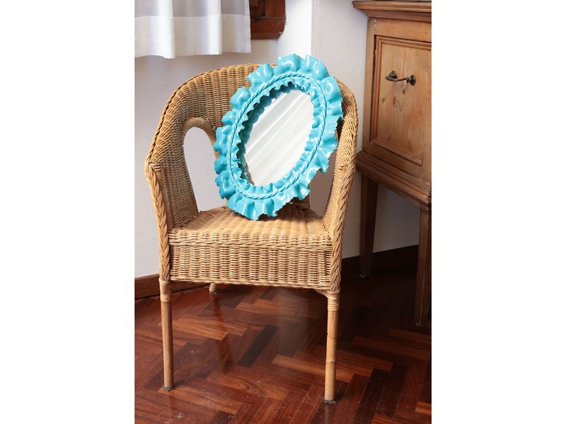 Piccola Specchiera con Cornice in Ceramica Turchese