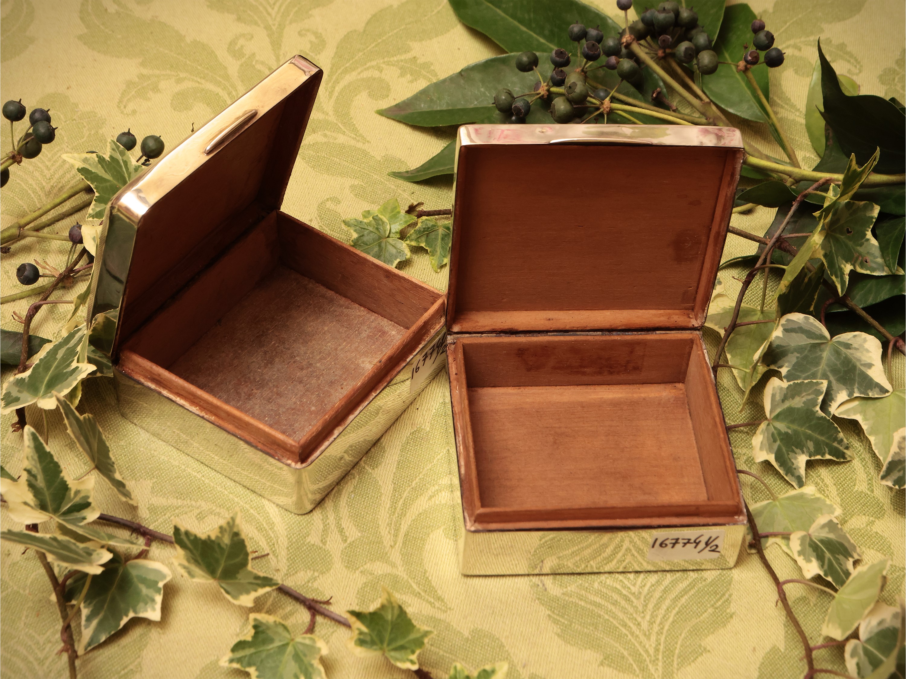 Due piccole scatole in argento