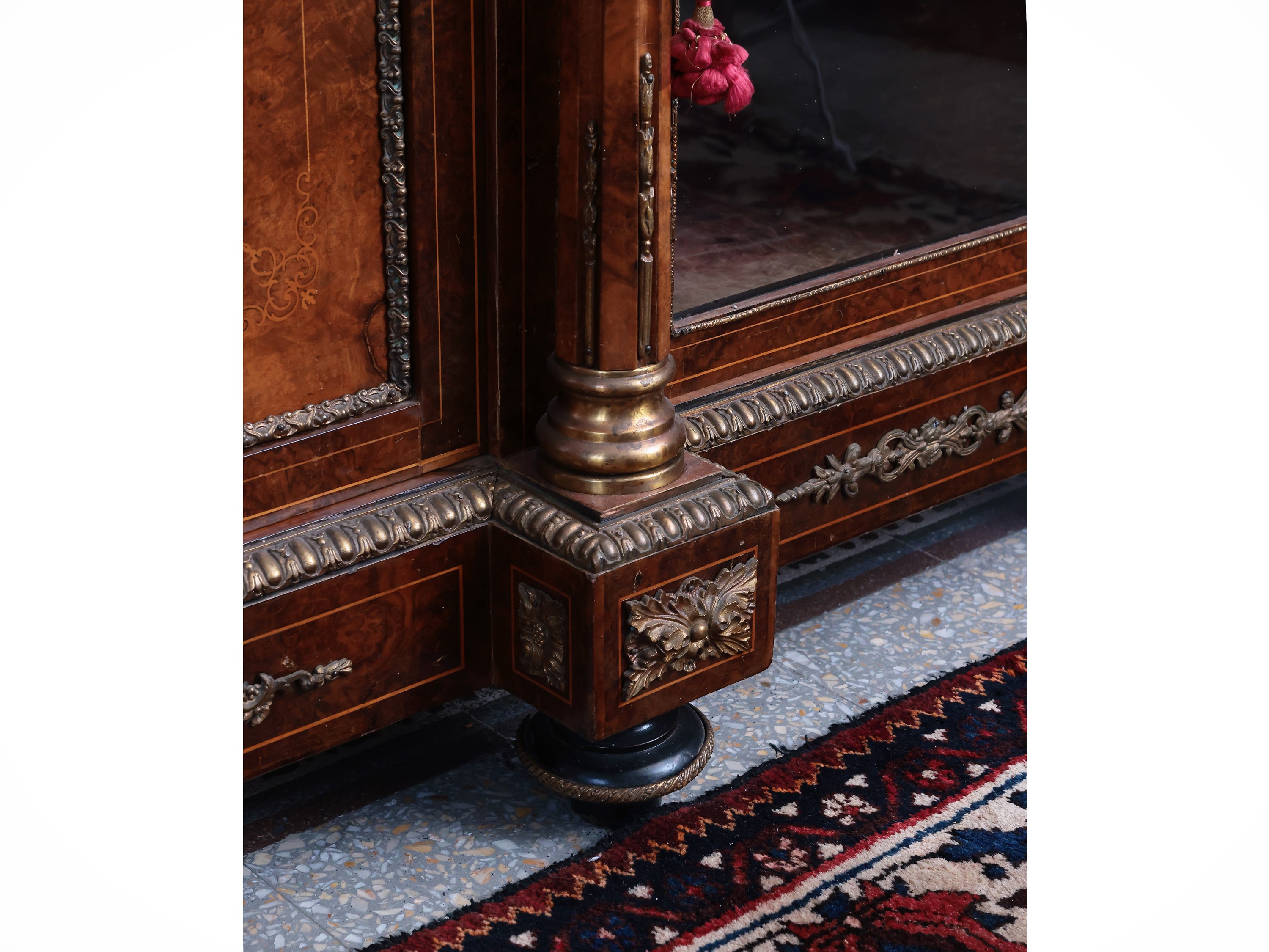 Credenza Impiallacciata in Radica e Altre Essenze