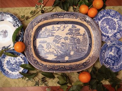 Assortimento di Piatti Decorativi in Terraglia Inglese