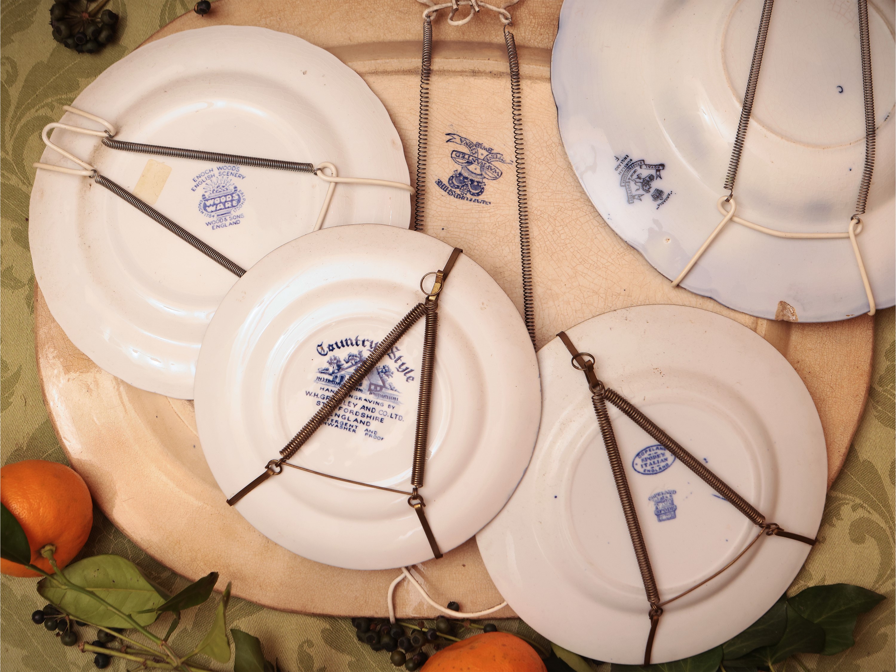 Assortimento di Piatti Decorativi in Terraglia Inglese