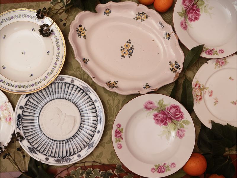 Assortimenti di Piatti in Porcellana da Collezione