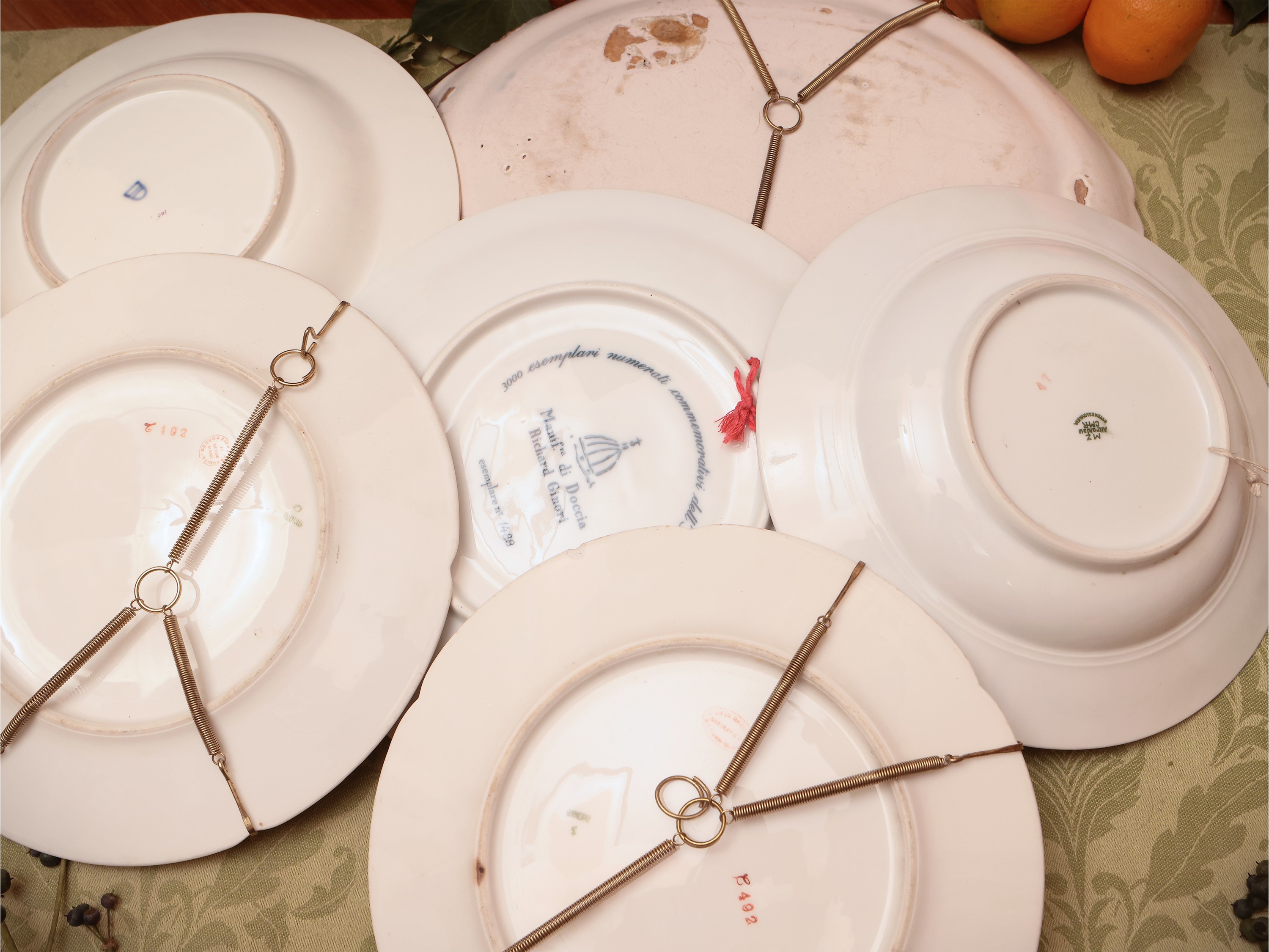 Assortimenti di Piatti in Porcellana da Collezione