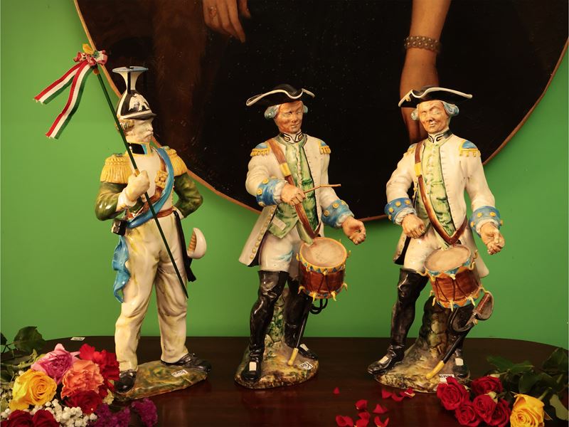 Serie di Tre Grandi Gruppi in Terracotta Policroma