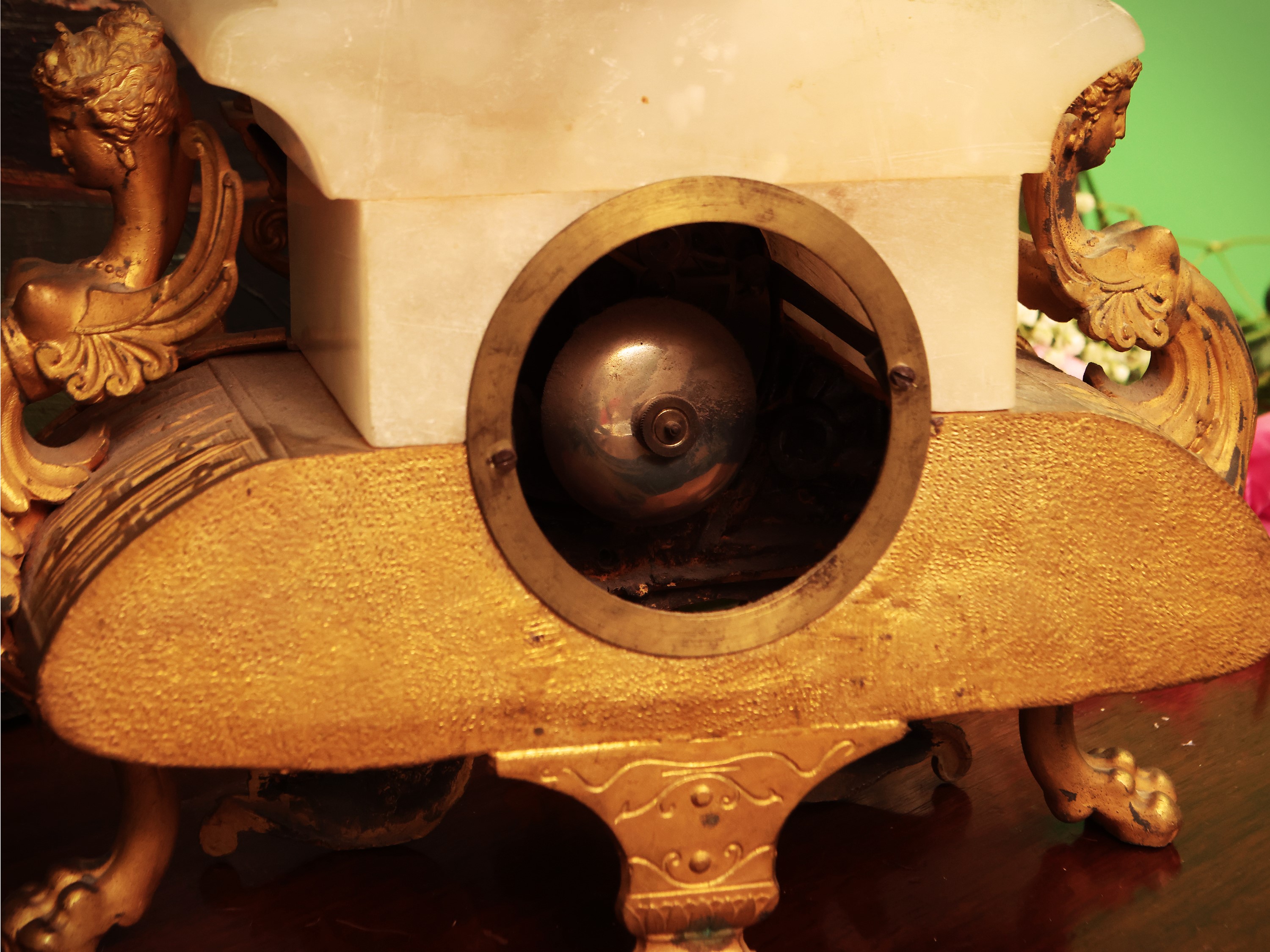 Orologio da Tavolo in Metallo Dorato e Alabastro