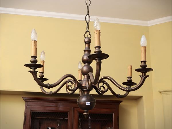 Lampadario in metallo di gusto fiammingo