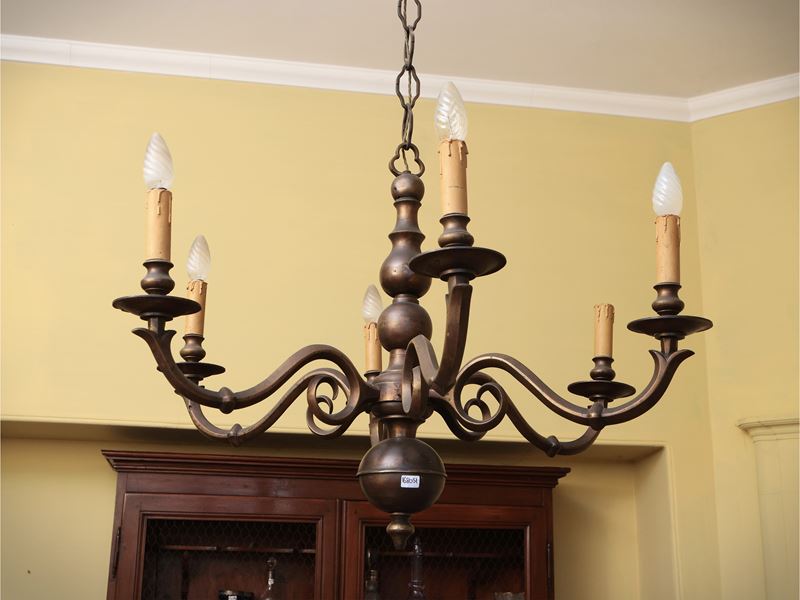 Lampadario in Metallo di Gusto Fiammingo
