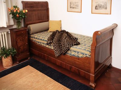 Letto Singolo a Barca Impiallacciato in Noce e Piuma di Noce