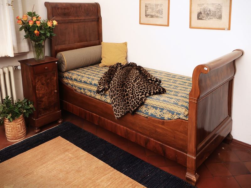 Letto Singolo a Barca Impiallacciato in Noce e Piuma di Noce