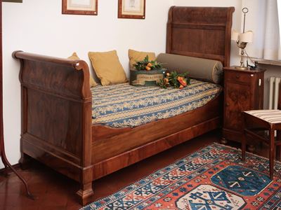 Letto Singolo a Barca Impiallacciato in Noce e Piuma di Noce