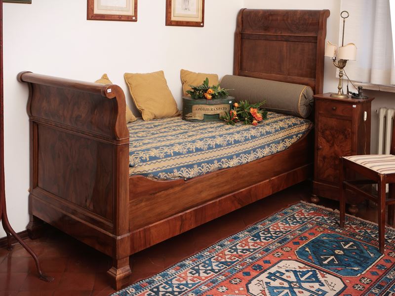 Letto Singolo a Barca Impiallacciato in Noce e Piuma di Noce