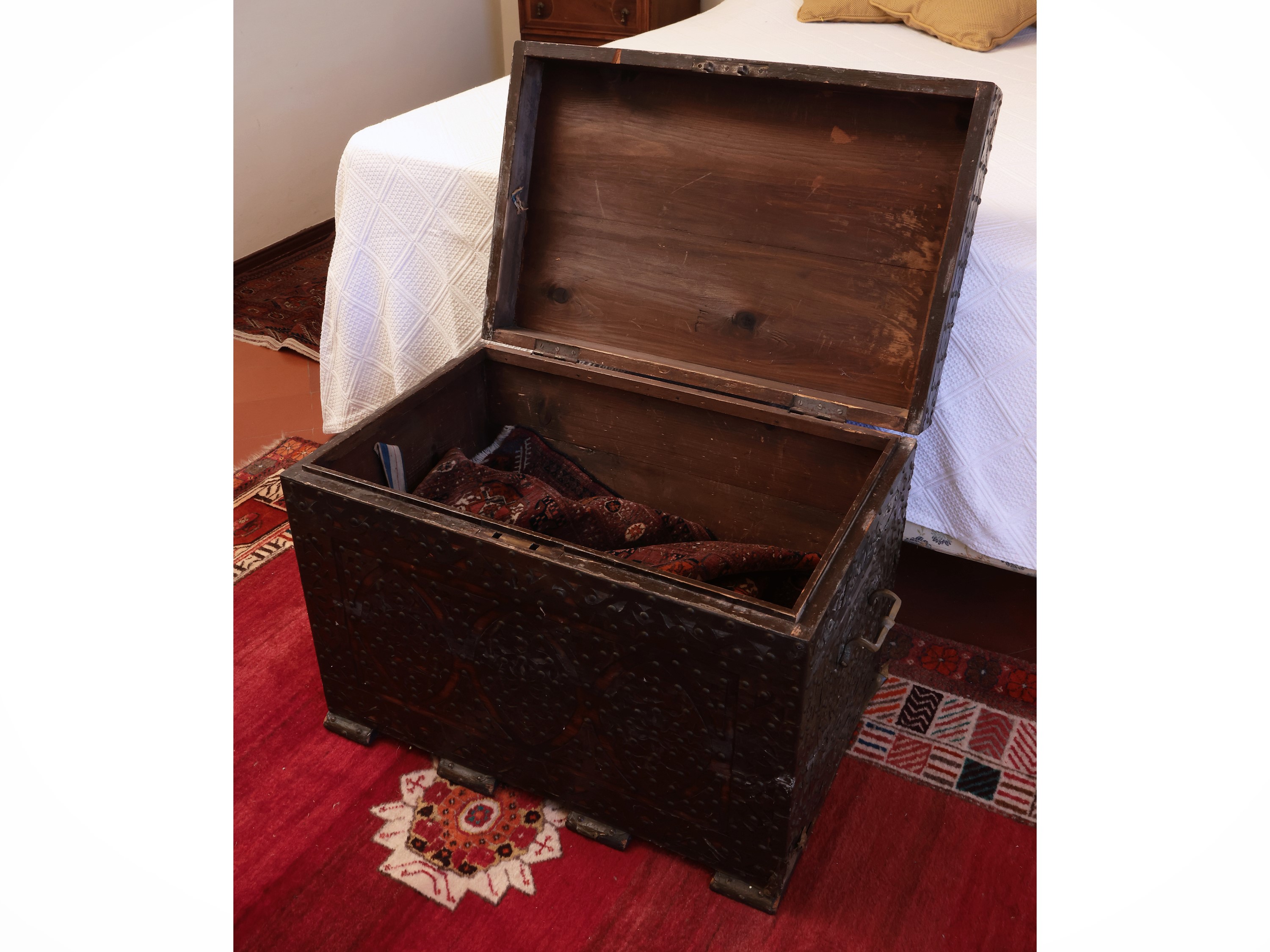 Forziere da Viaggio in Legno Rivestito in Tole Dorata