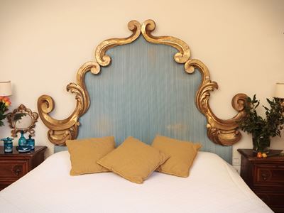 Testiera per Letto in Legno Intagliato e Dorato