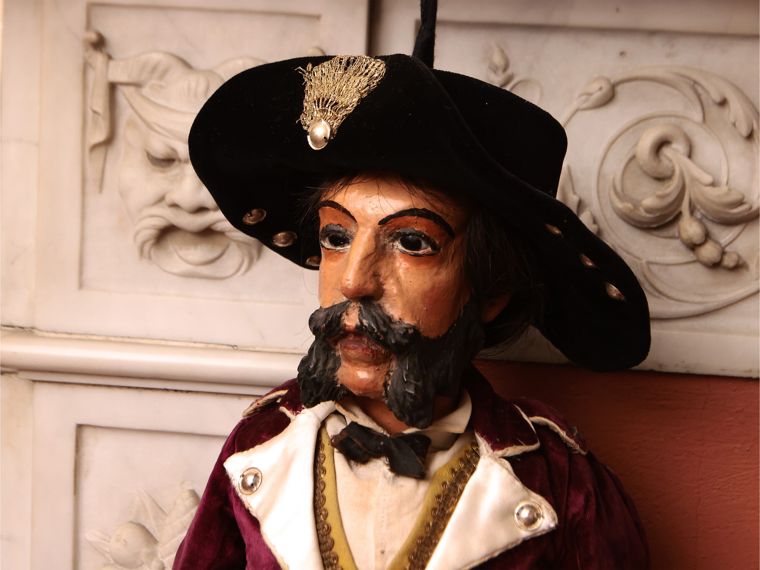 Figura Maschile con Favoriti e Spada