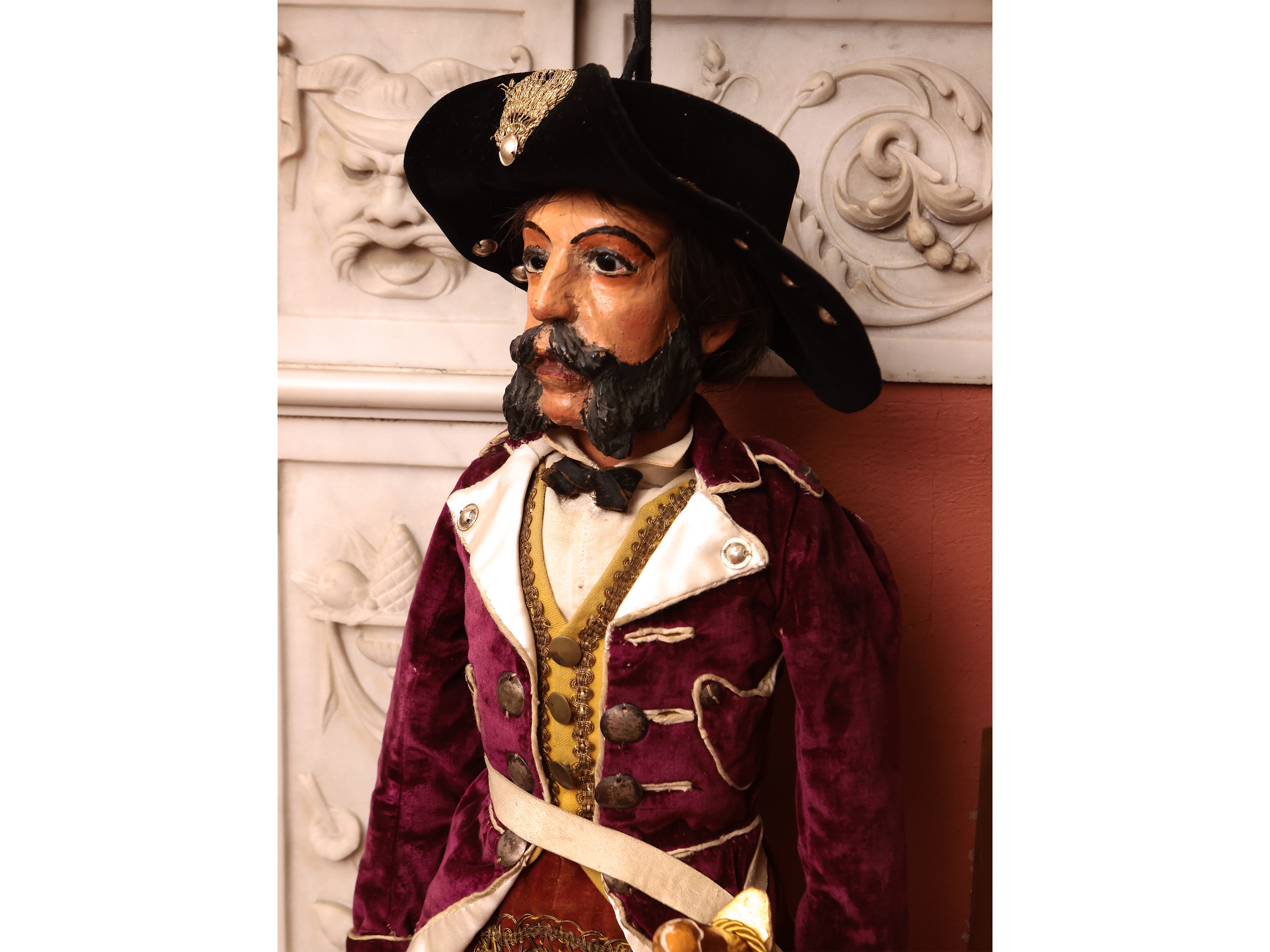 Figura Maschile con Favoriti e Spada