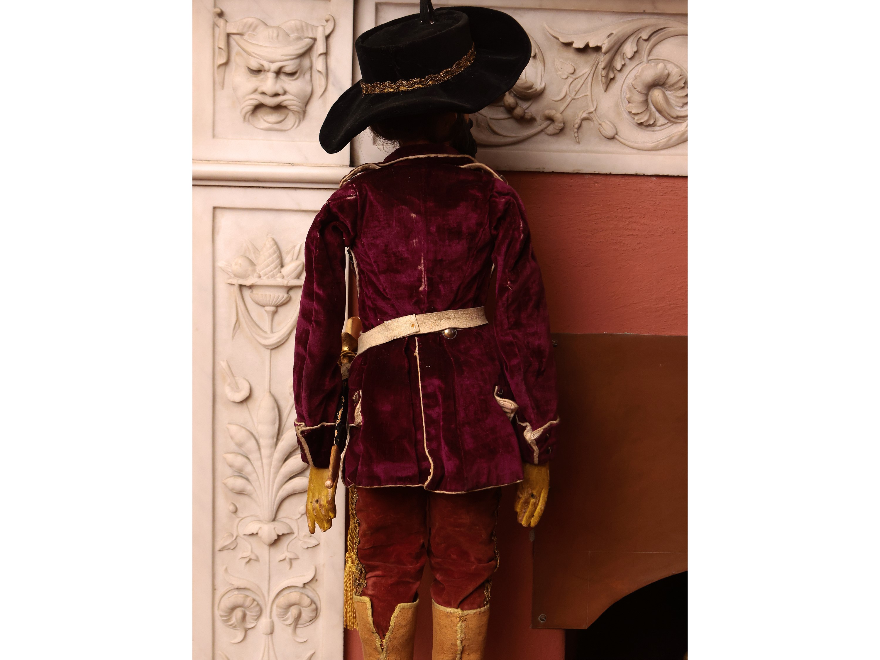 Figura Maschile con Favoriti e Spada