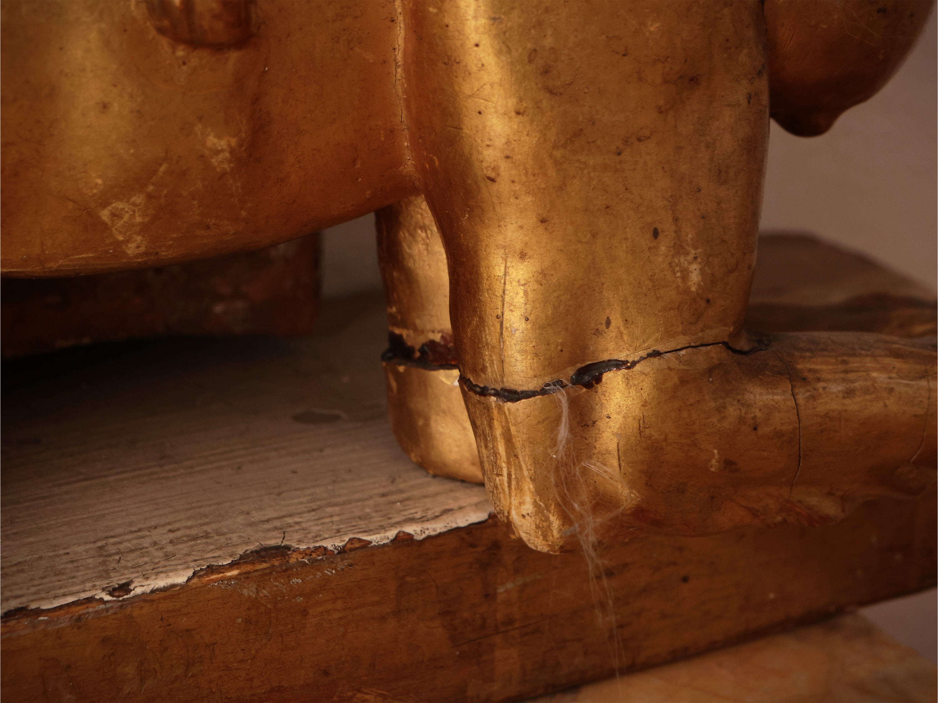 Caminiera in Legno Laccato e Lumeggiato in Oro