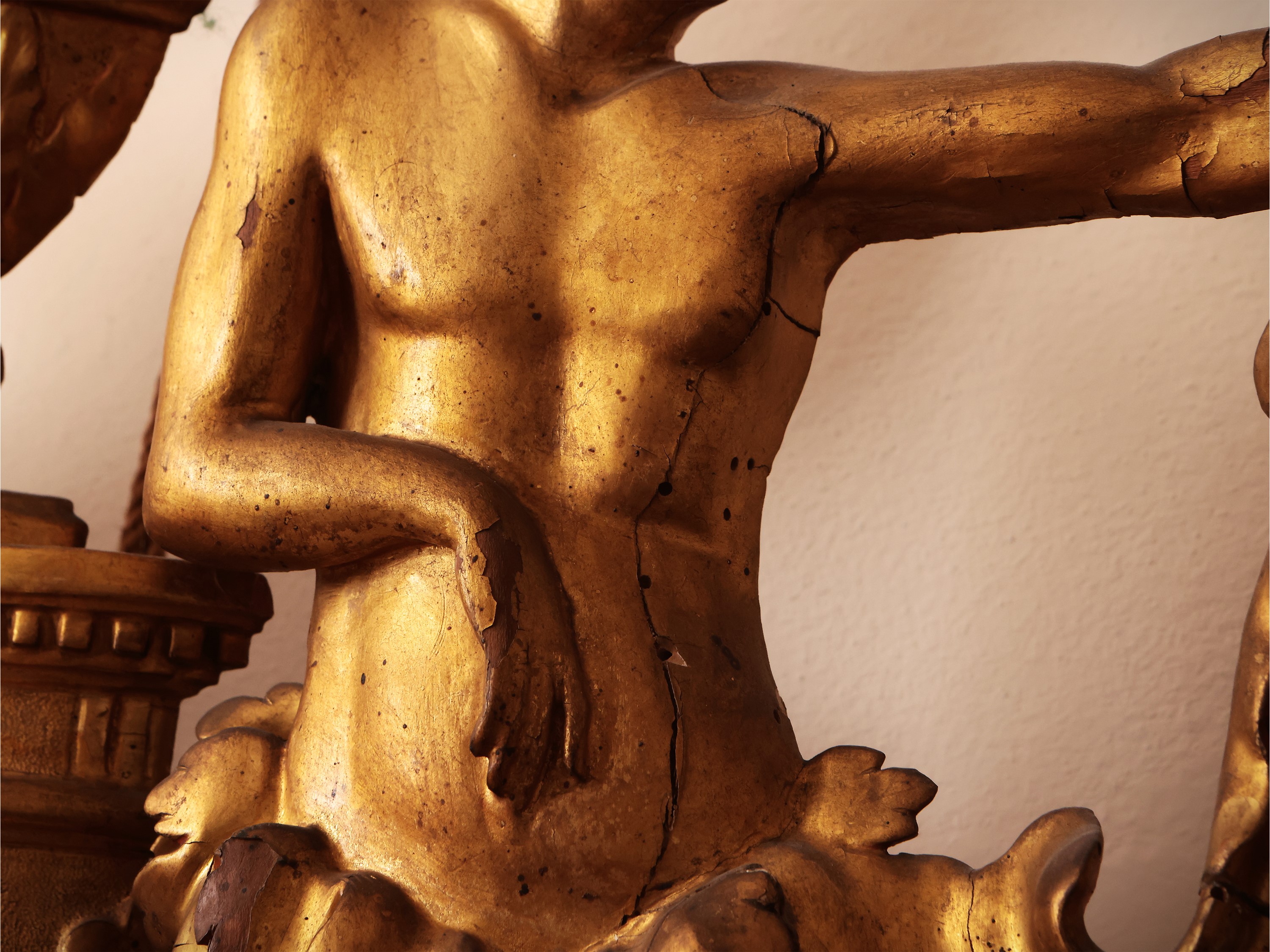 Caminiera in Legno Laccato e Lumeggiato in Oro