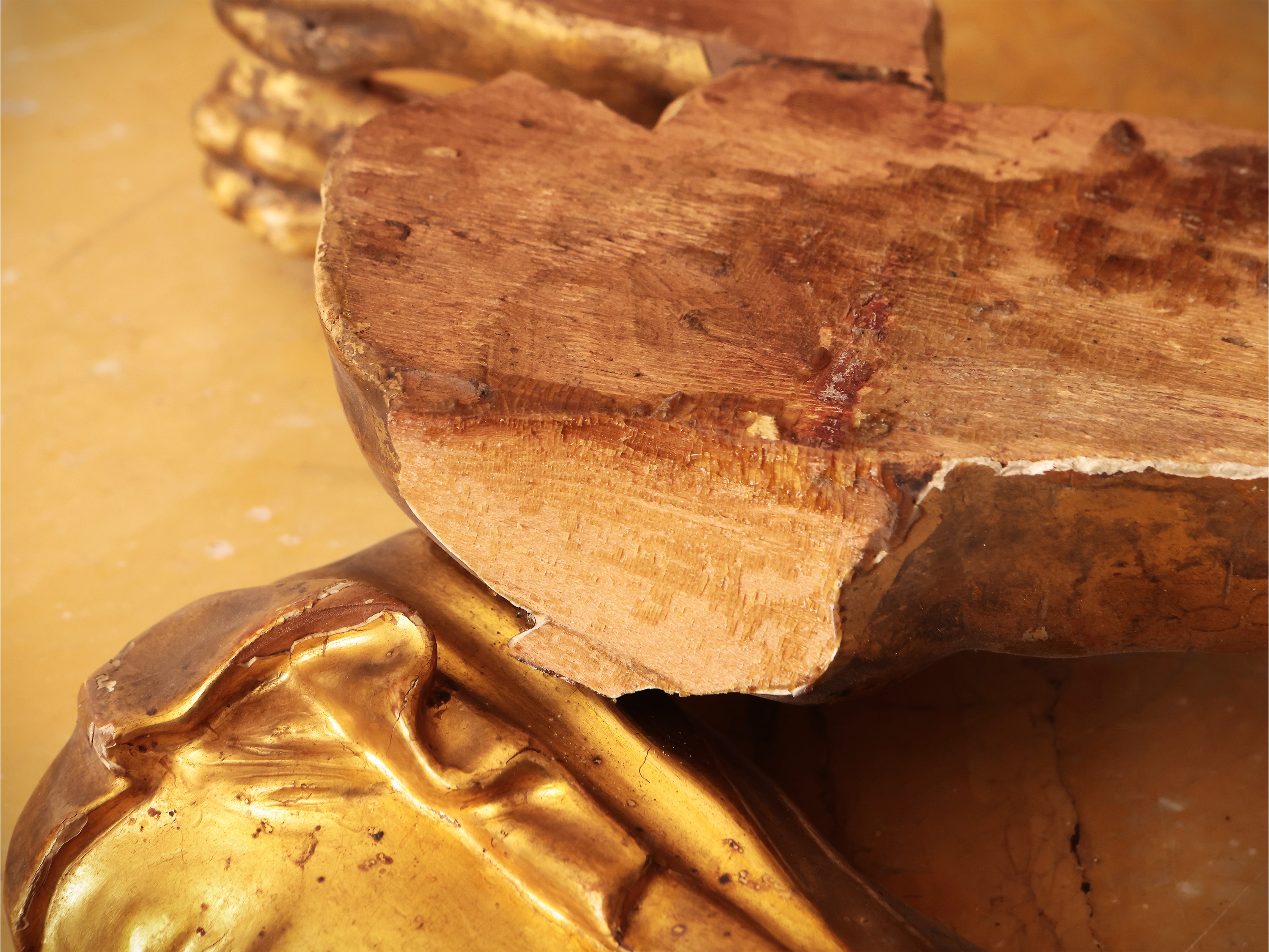Caminiera in Legno Laccato e Lumeggiato in Oro
