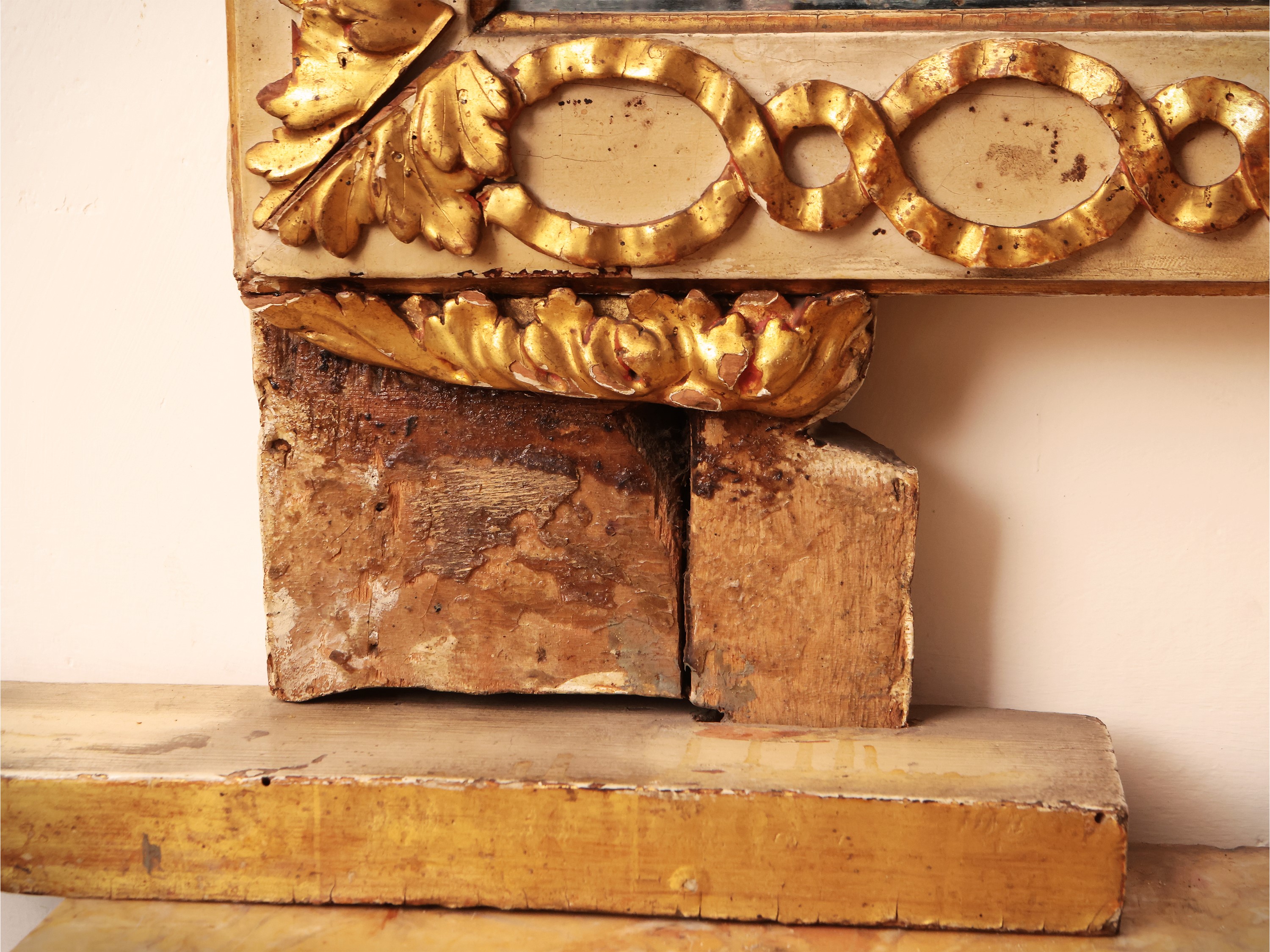 Caminiera in Legno Laccato e Lumeggiato in Oro