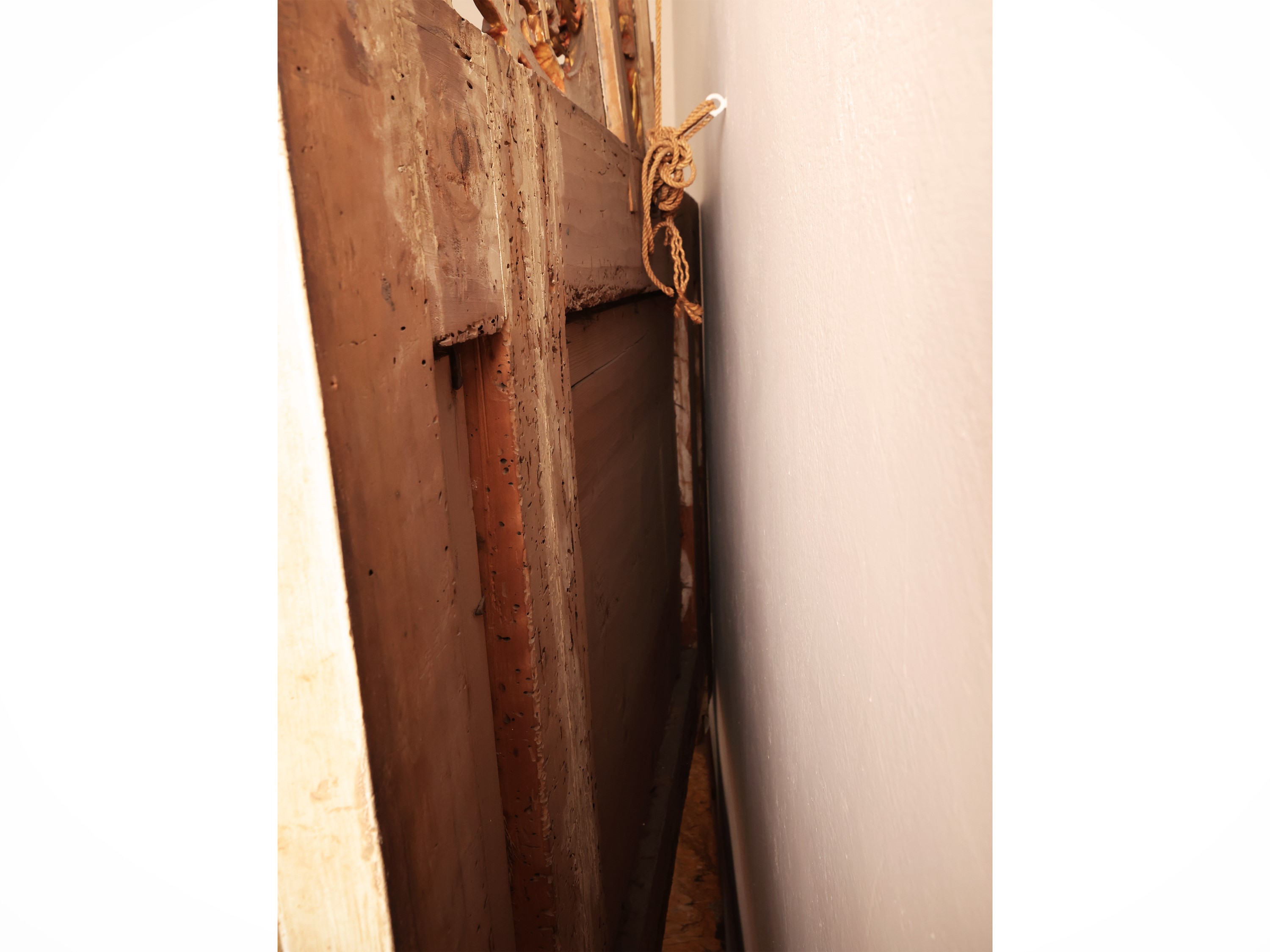 Caminiera in Legno Laccato e Lumeggiato in Oro