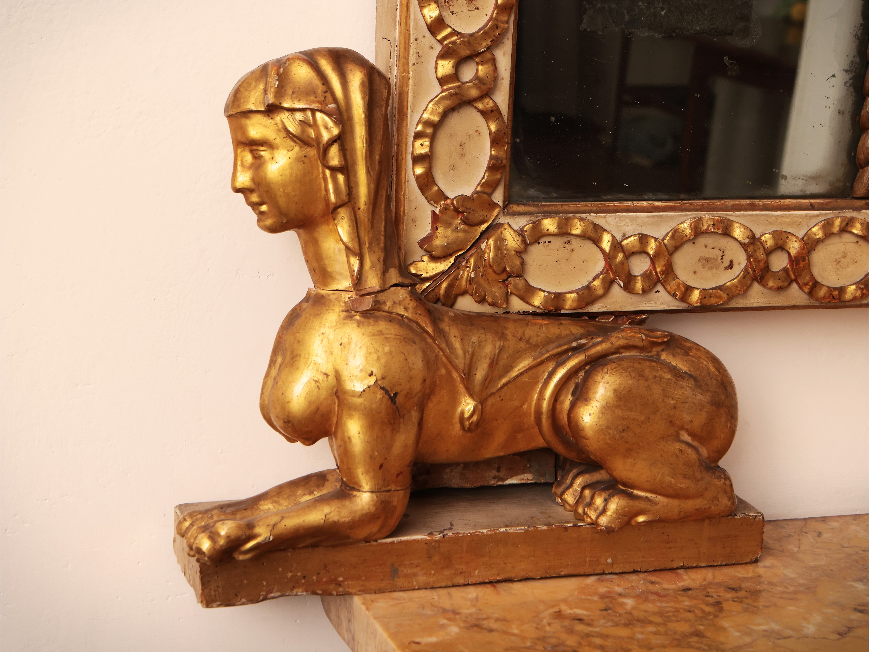 Caminiera in Legno Laccato e Lumeggiato in Oro