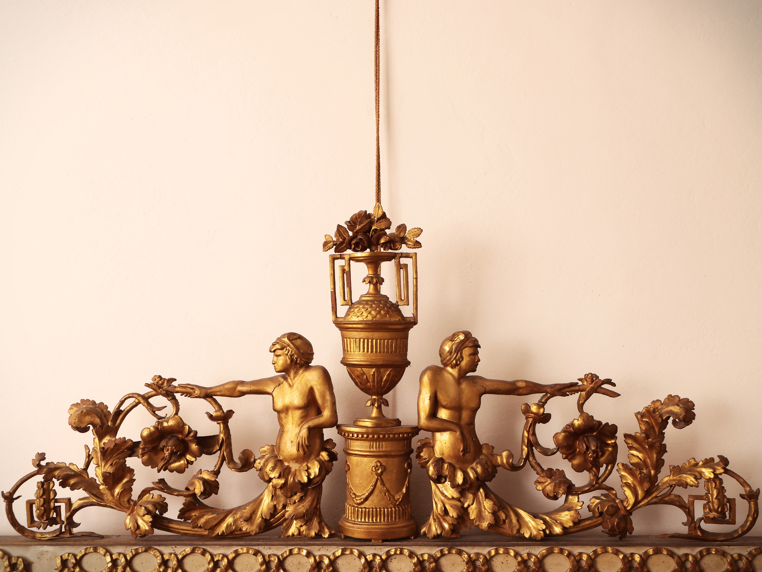 Caminiera in Legno Laccato e Lumeggiato in Oro