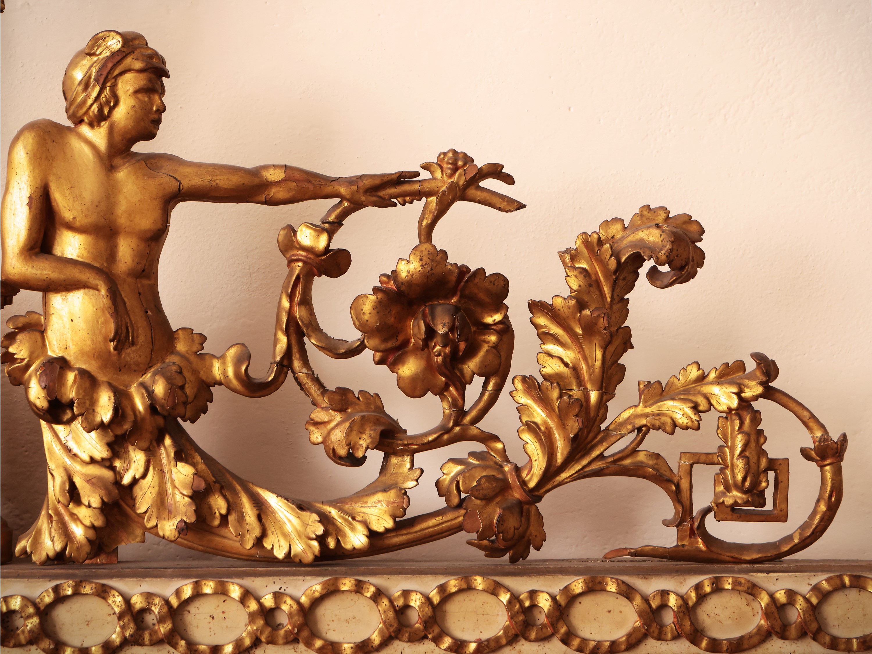 Caminiera in Legno Laccato e Lumeggiato in Oro