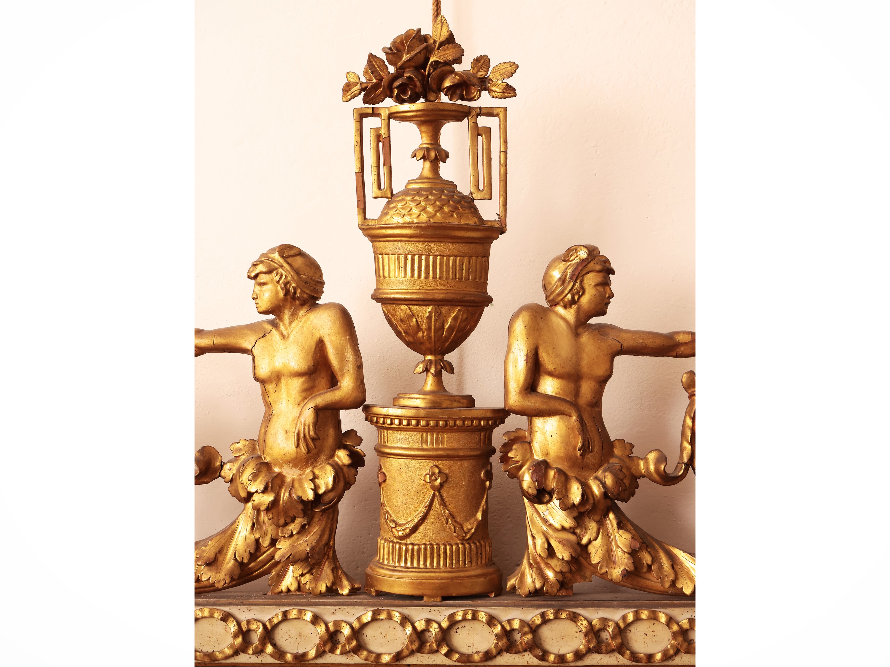 Caminiera in Legno Laccato e Lumeggiato in Oro
