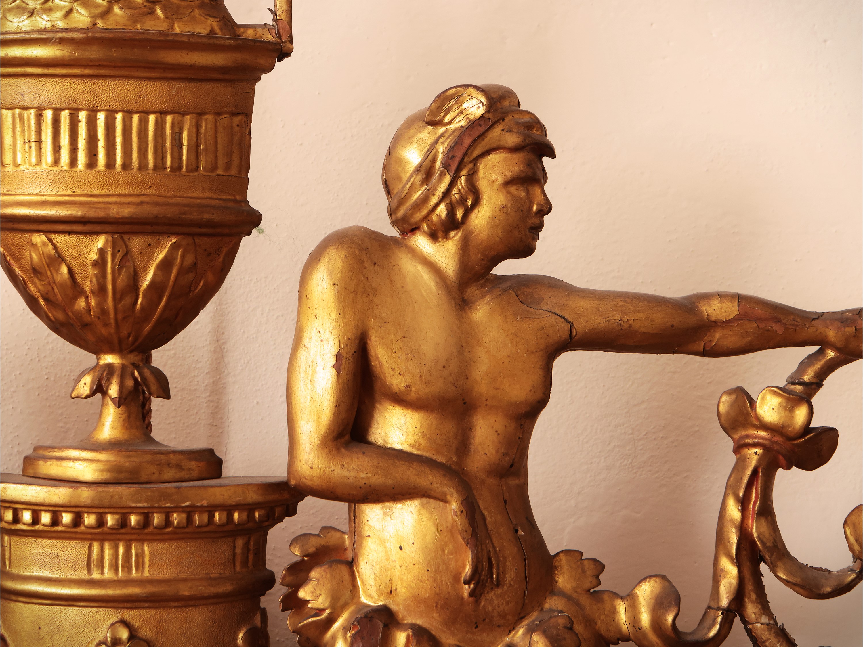 Caminiera in Legno Laccato e Lumeggiato in Oro