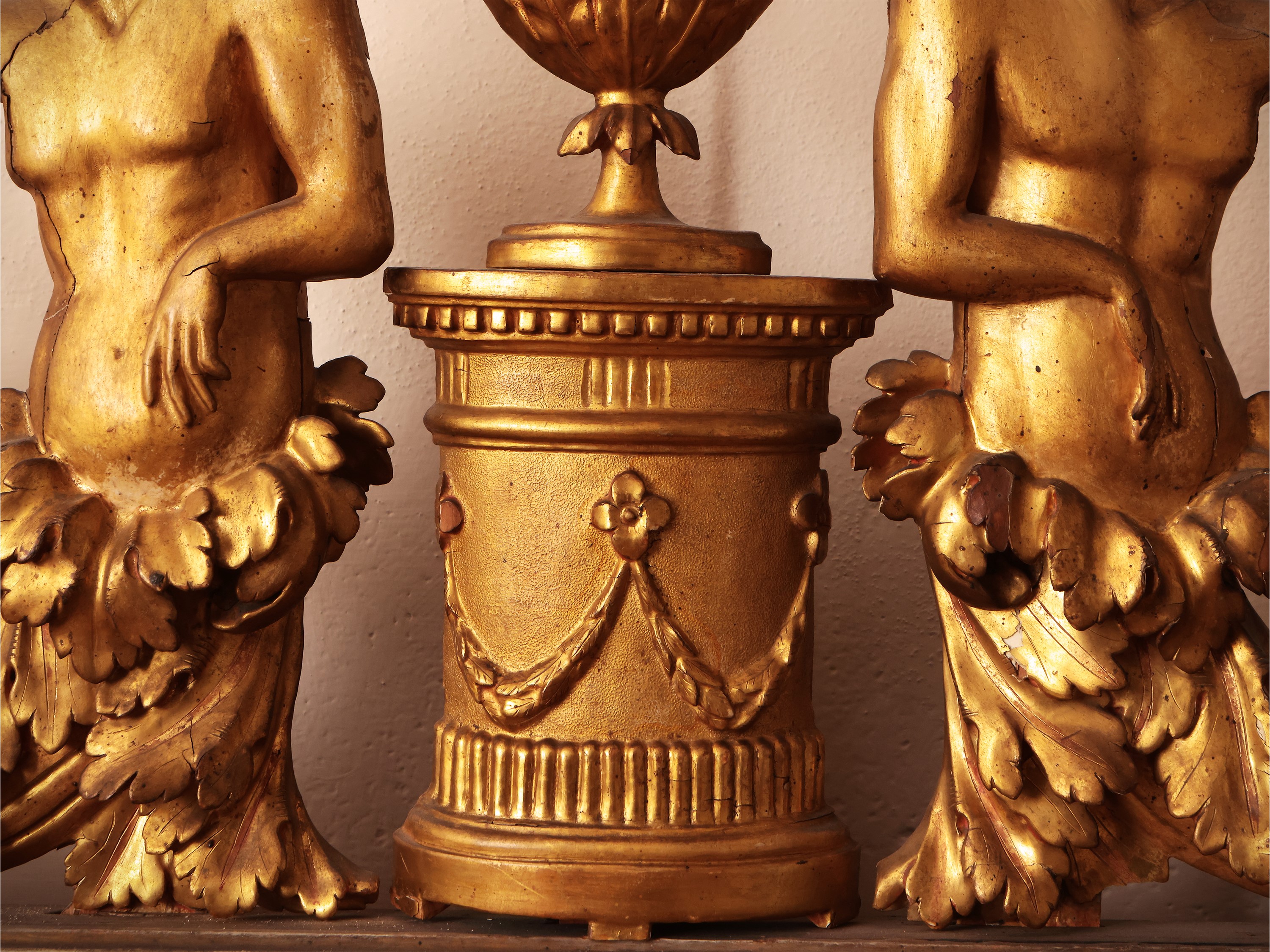 Caminiera in Legno Laccato e Lumeggiato in Oro