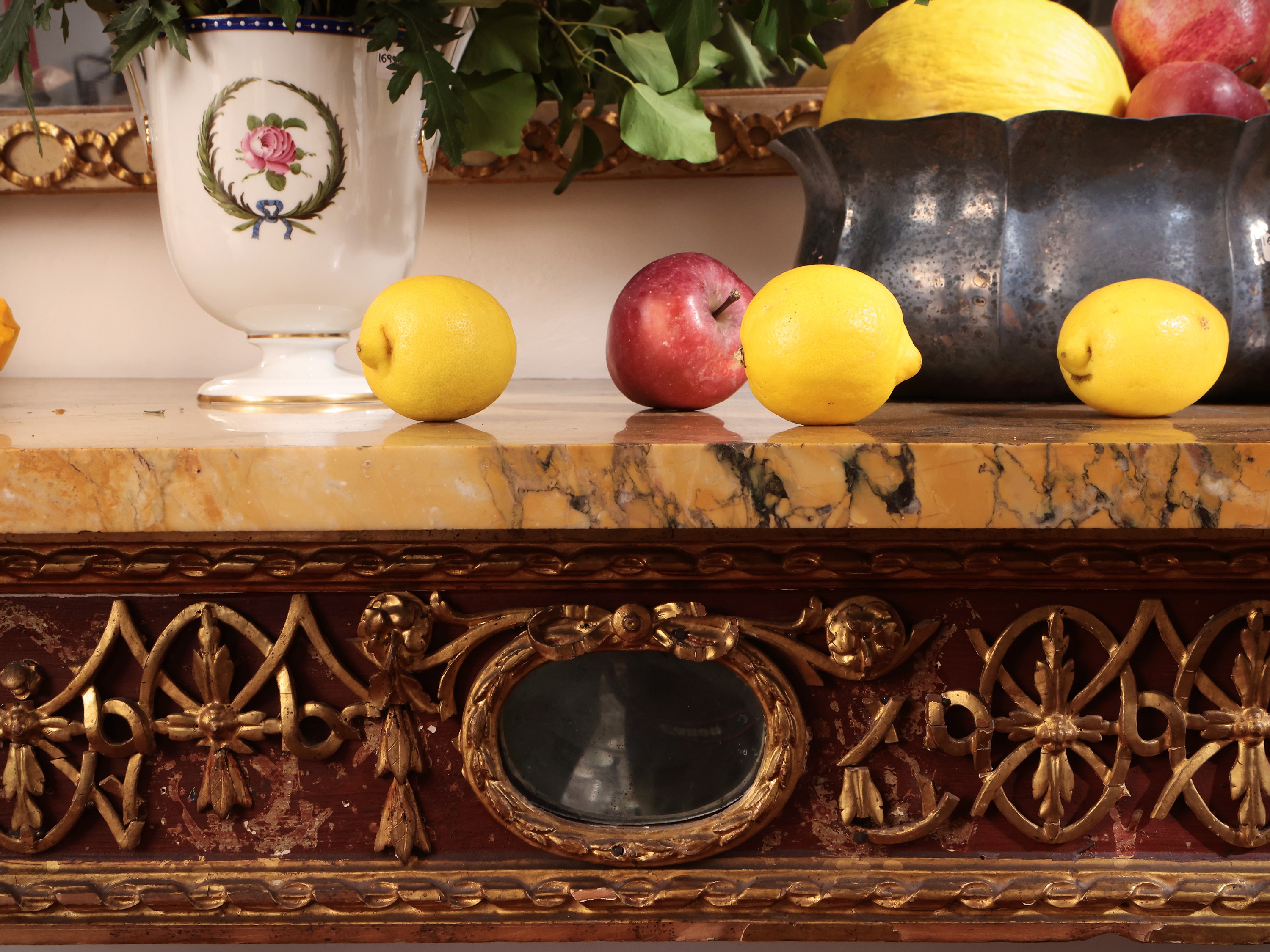 Console in Legno Tinto Rosso Pompeiano e Lumeggiato in Oro