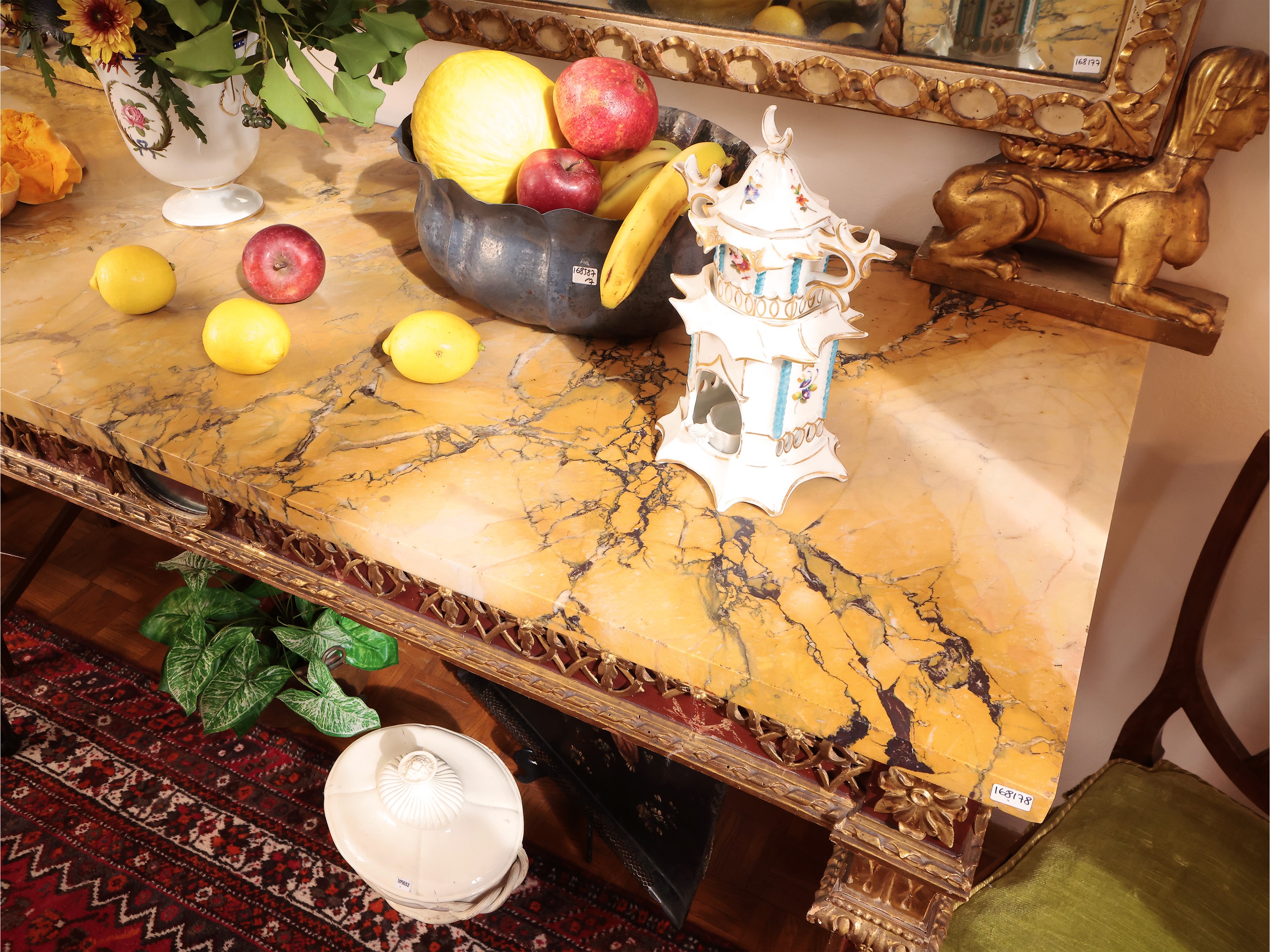Console in Legno Tinto Rosso Pompeiano e Lumeggiato in Oro