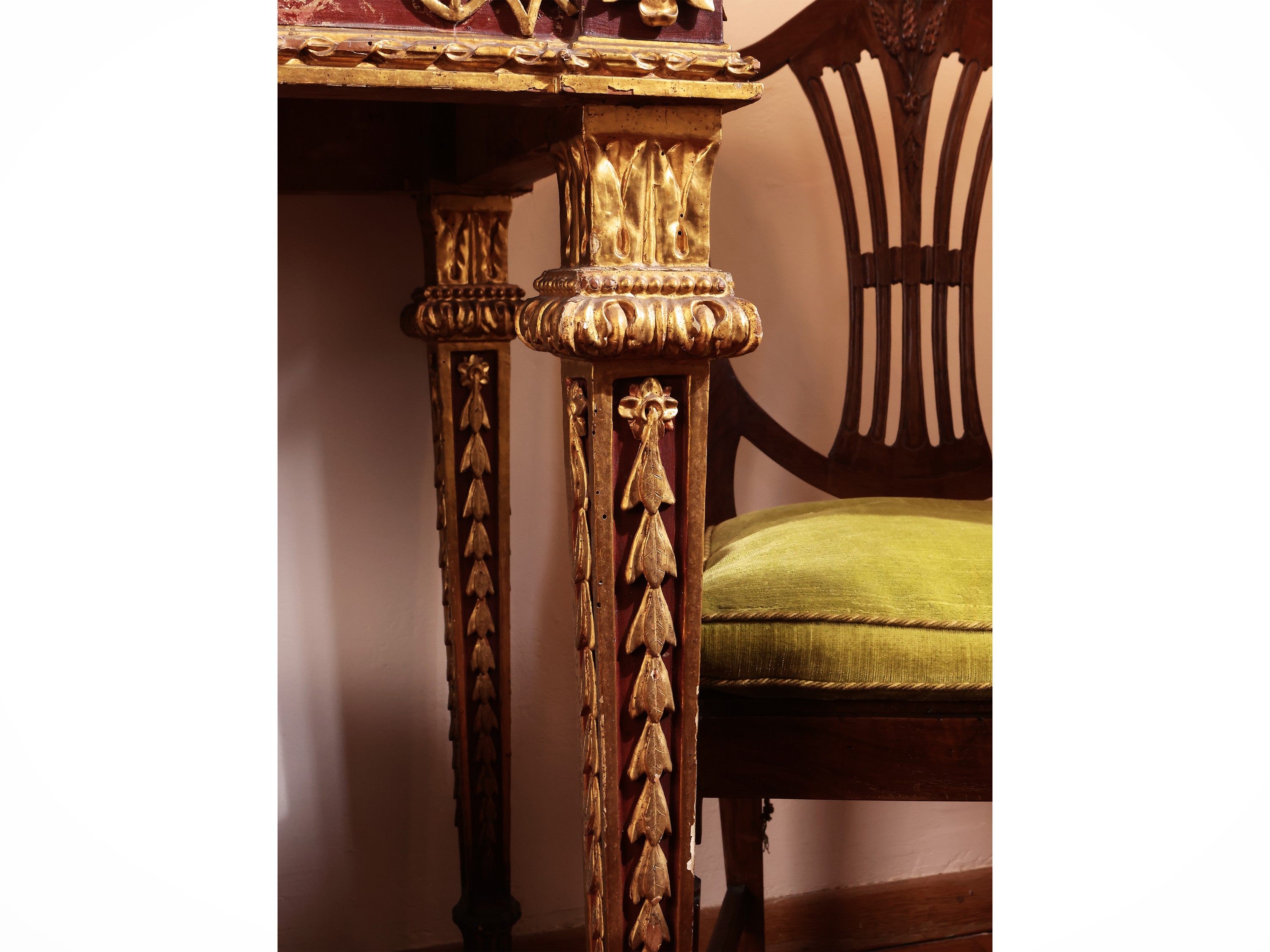 Console in Legno Tinto Rosso Pompeiano e Lumeggiato in Oro