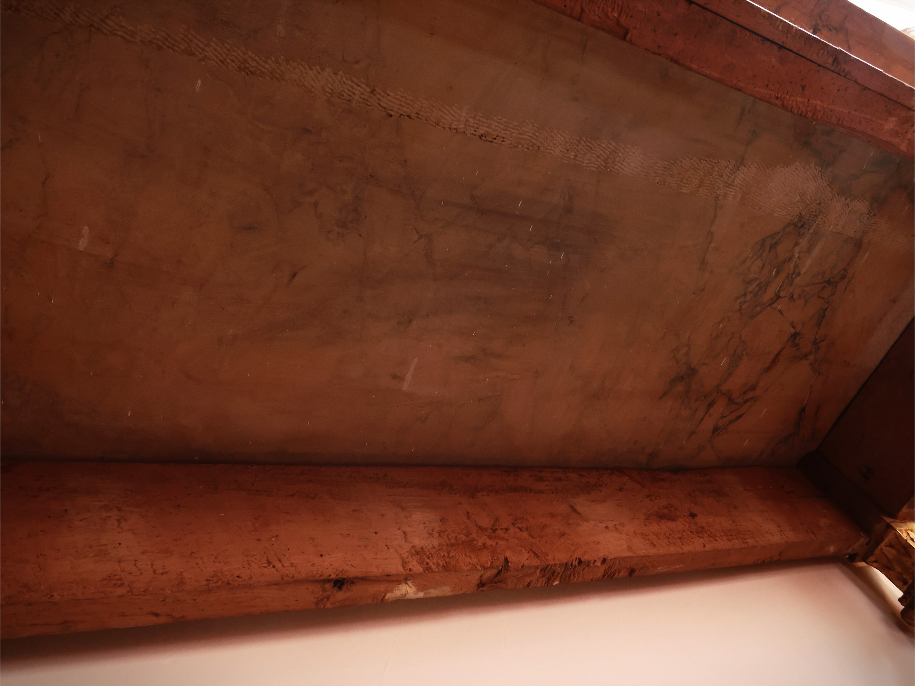 Console in Legno Tinto Rosso Pompeiano e Lumeggiato in Oro