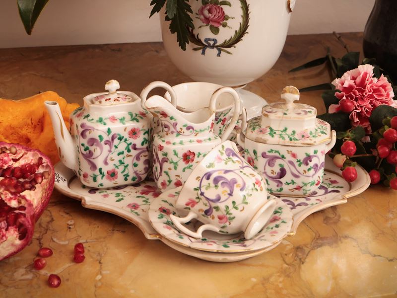 Servito da bambole in porcellana