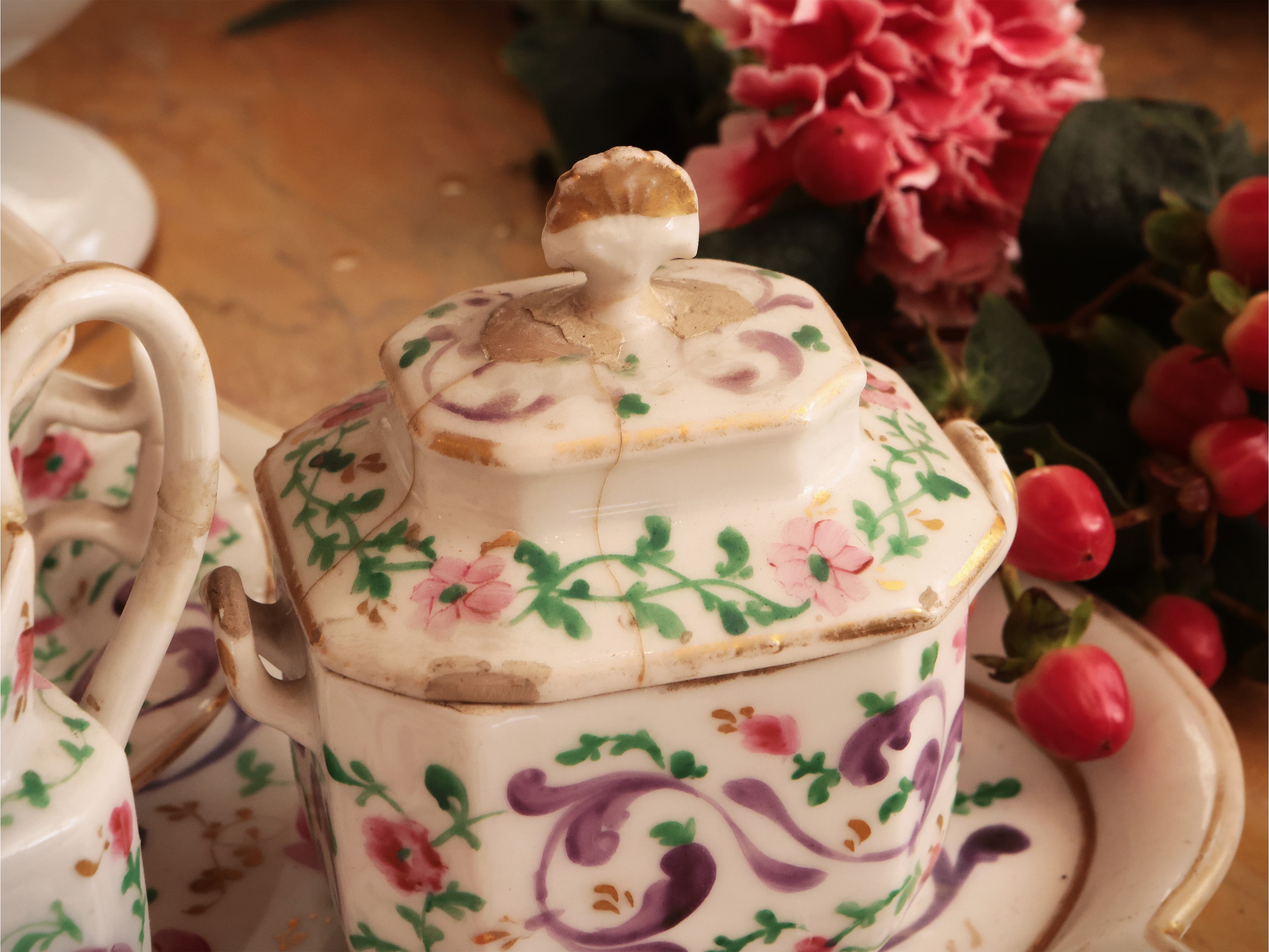 Servito da bambole in porcellana