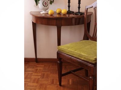 Coppia di Piccole Console a Mezzaluna in Noce